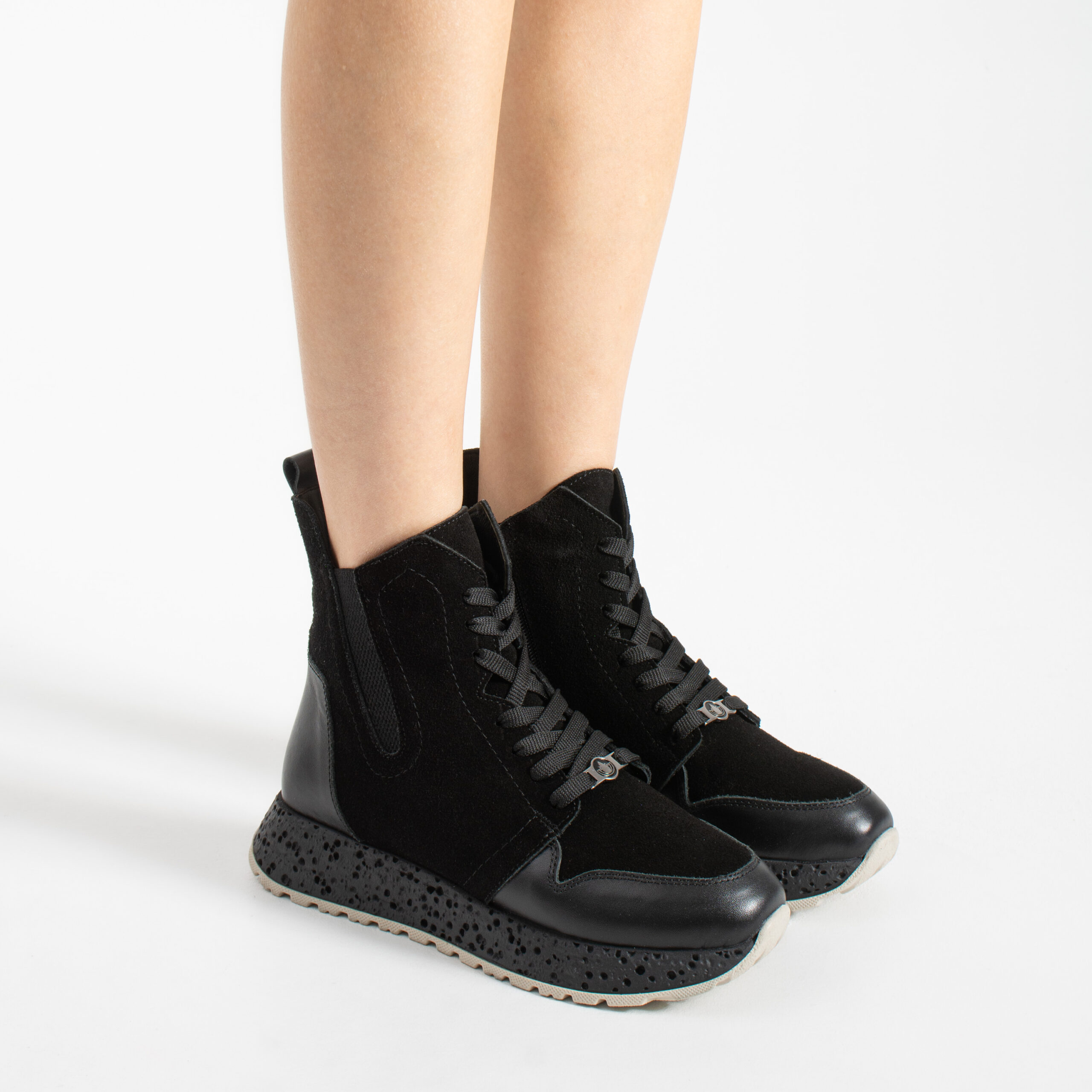 Botine sport negre de damă din piele întoarsă naturală și piele naturală Adele Botine sport negre de damă din piele întoarsă naturală și piele naturală Adele