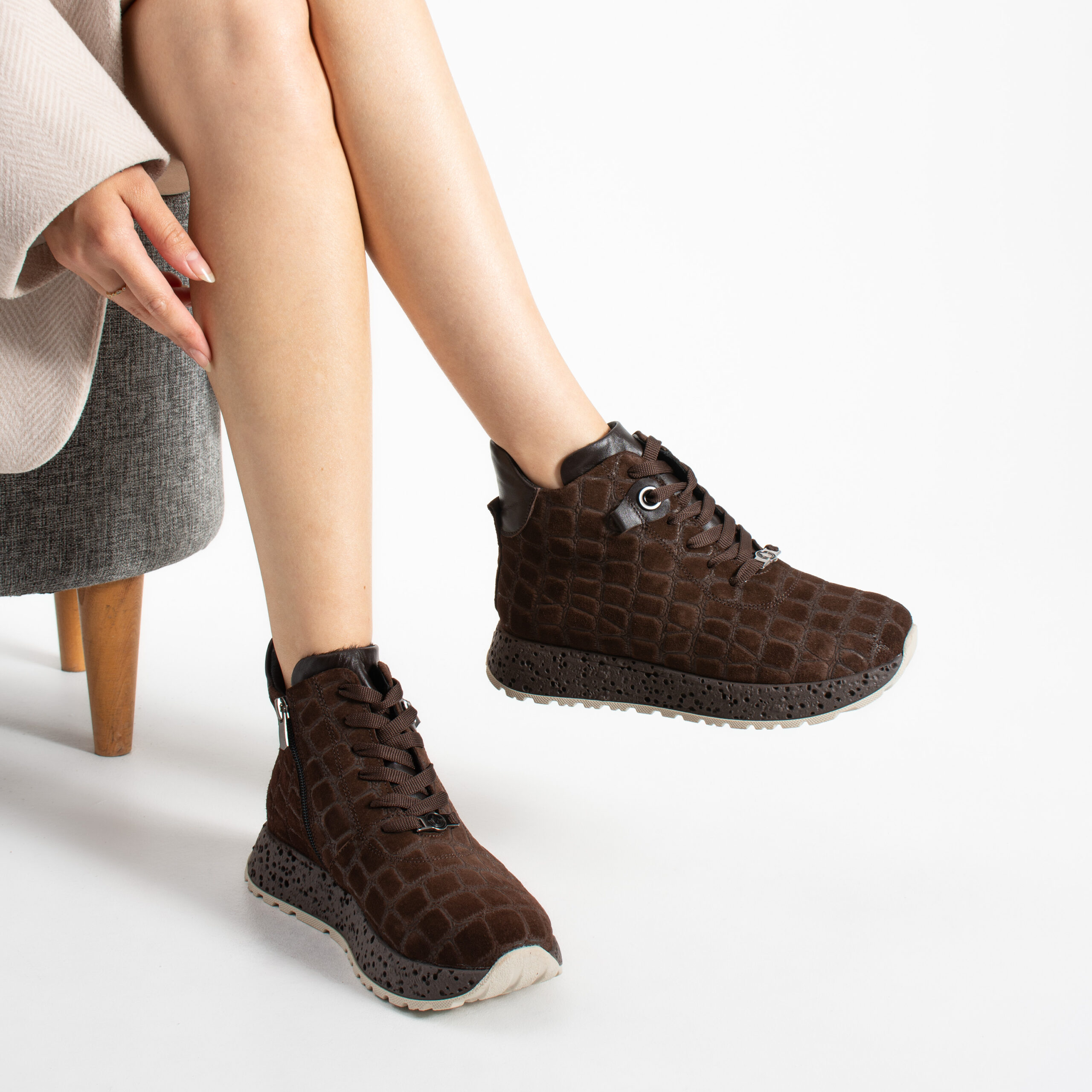 Botine sport maro pentru femei din piele întoarsă naturală Adele Botine sport maro pentru femei din piele întoarsă naturală Adele