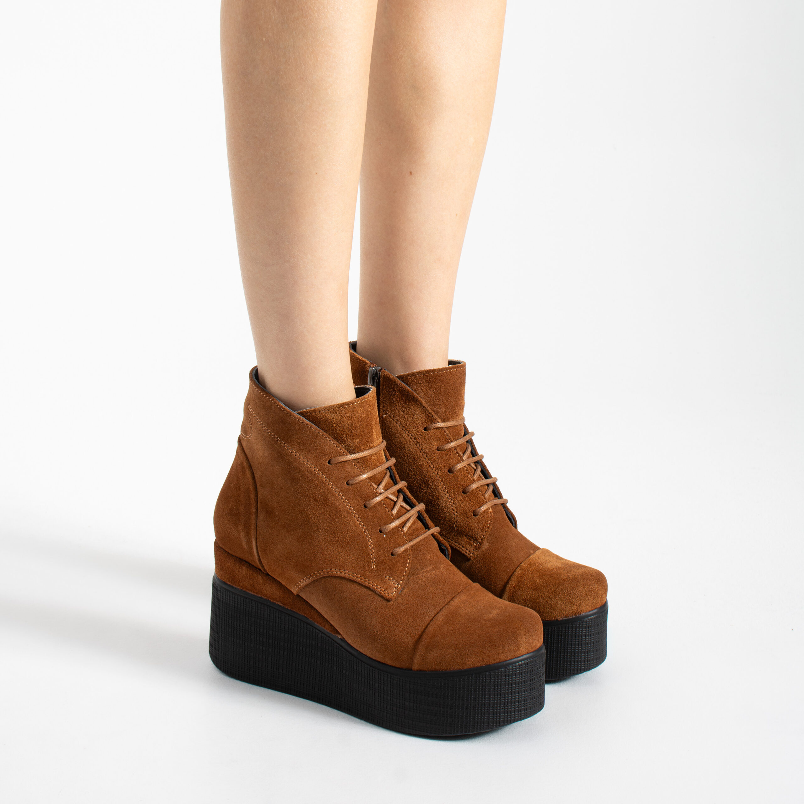 Botine maro Caroline, cu platformă, din piele întoarsă naturală și șireturi Botine maro Caroline, cu platformă, din piele întoarsă naturală și șireturi