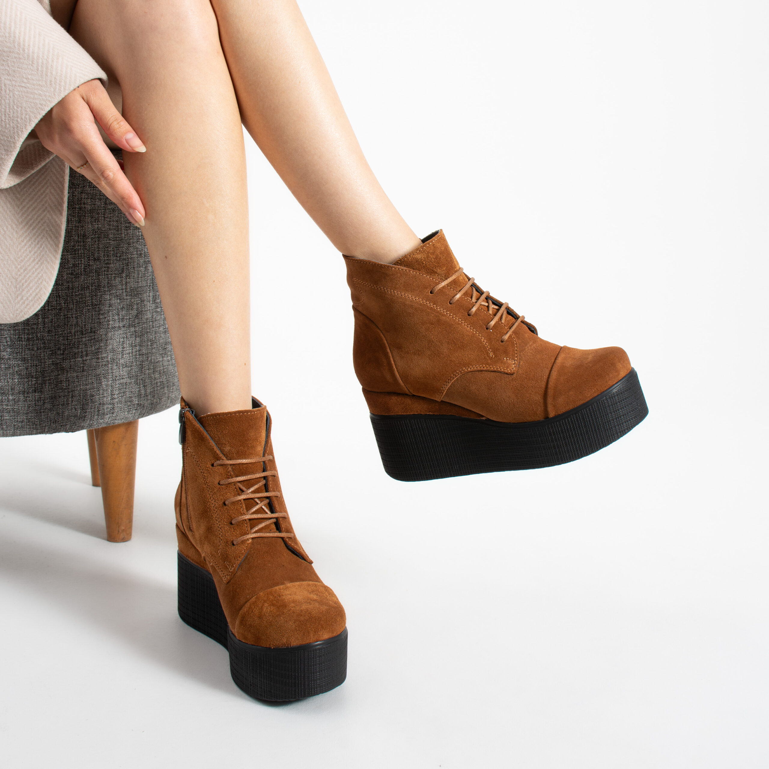 Botine maro Caroline, cu platformă, din piele întoarsă naturală și șireturi Botine maro Caroline, cu platformă, din piele întoarsă naturală și șireturi