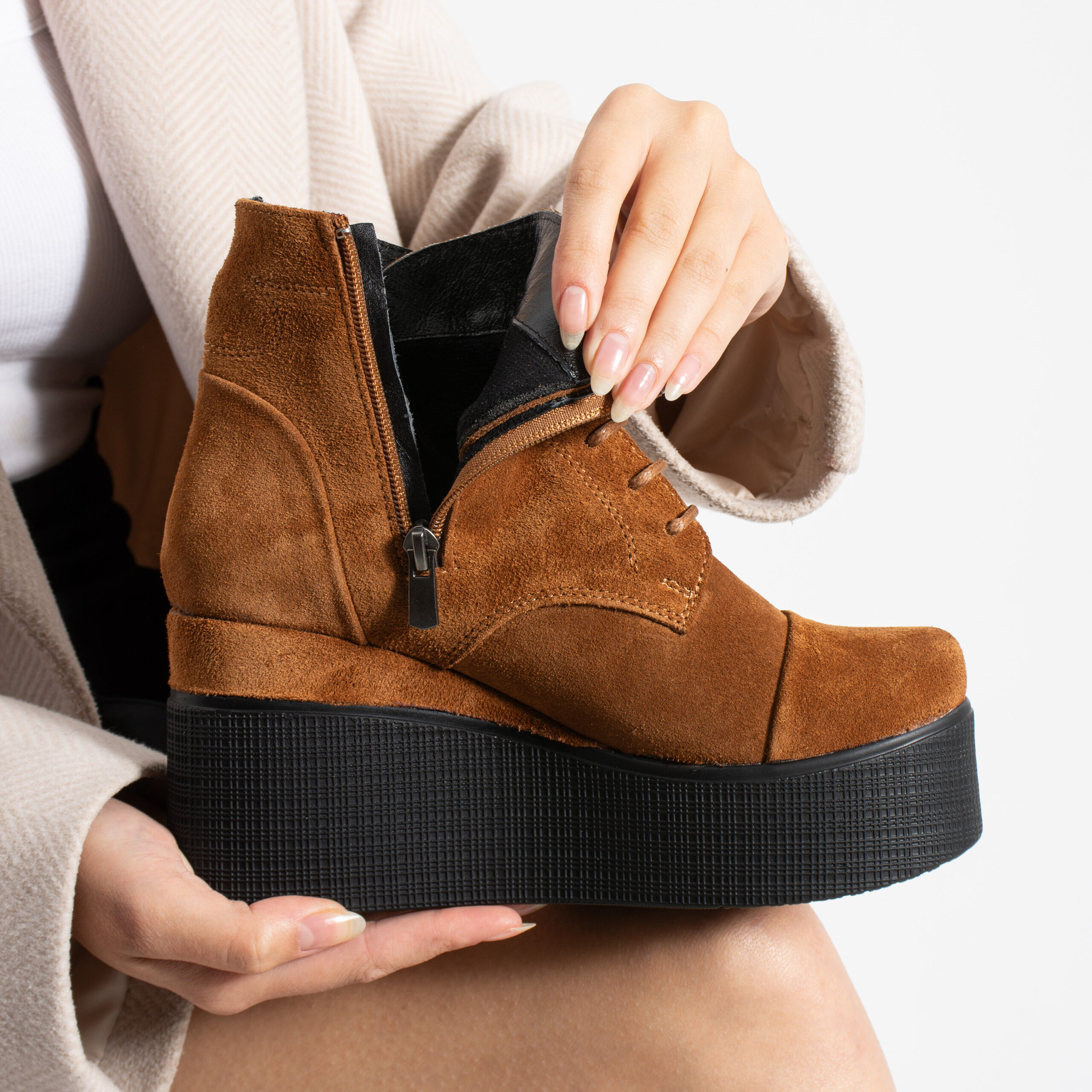Botine maro Caroline, cu platformă, din piele întoarsă naturală și șireturi Botine maro Caroline, cu platformă, din piele întoarsă naturală și șireturi