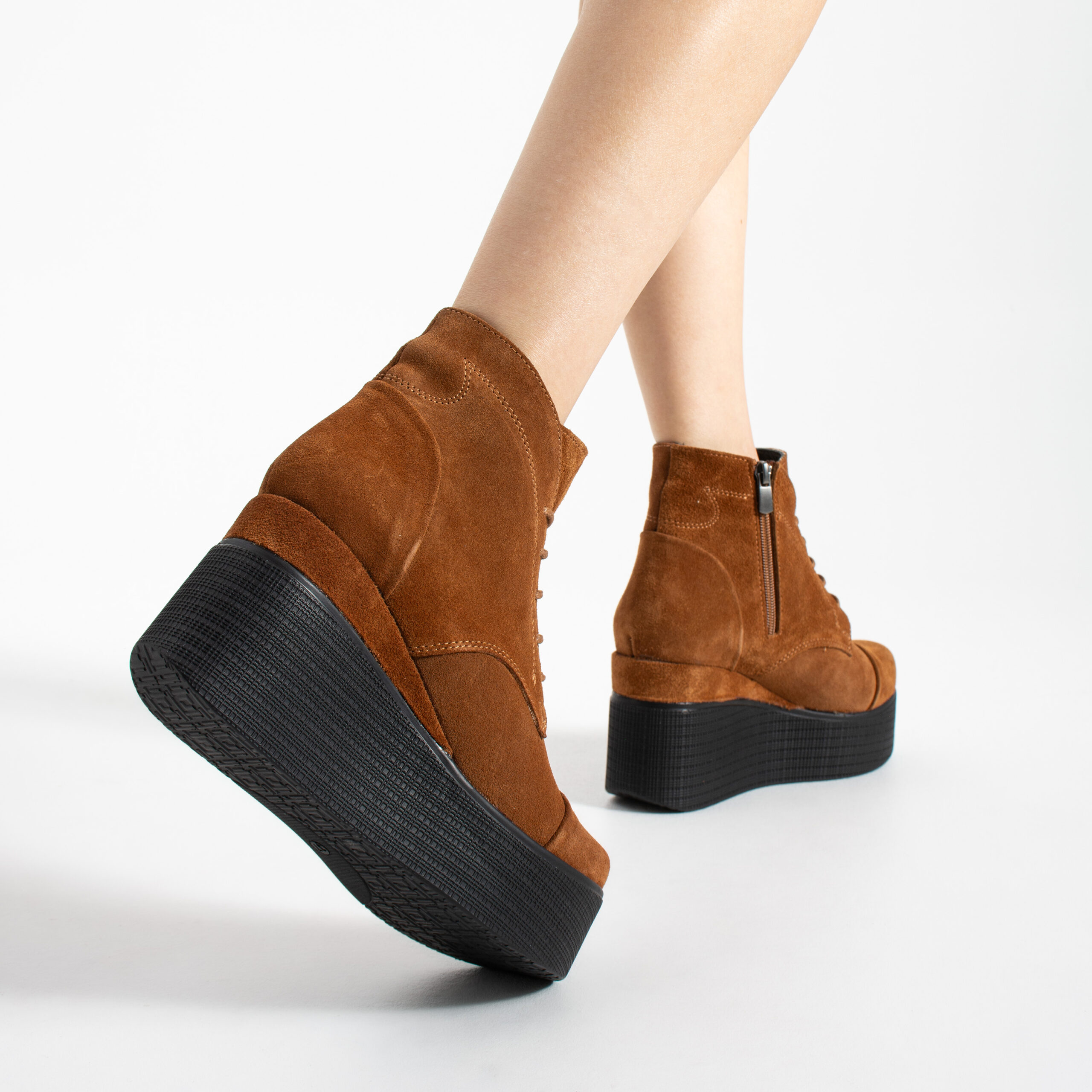 Botine maro Caroline, cu platformă, din piele întoarsă naturală și șireturi Botine maro Caroline, cu platformă, din piele întoarsă naturală și șireturi