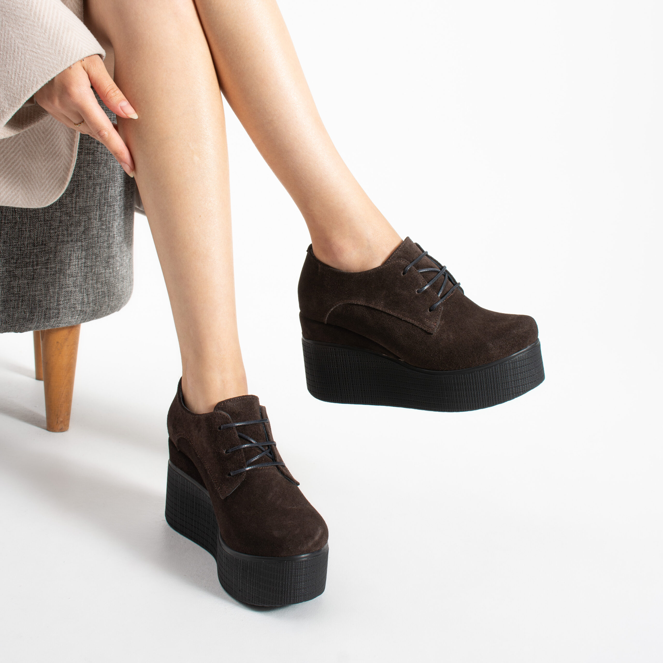 Pantofi damă maro Addison, pe platformă, din piele întoarsă naturală, cu șireturi Pantofi damă maro Addison, pe platformă, din piele întoarsă naturală, cu șireturi