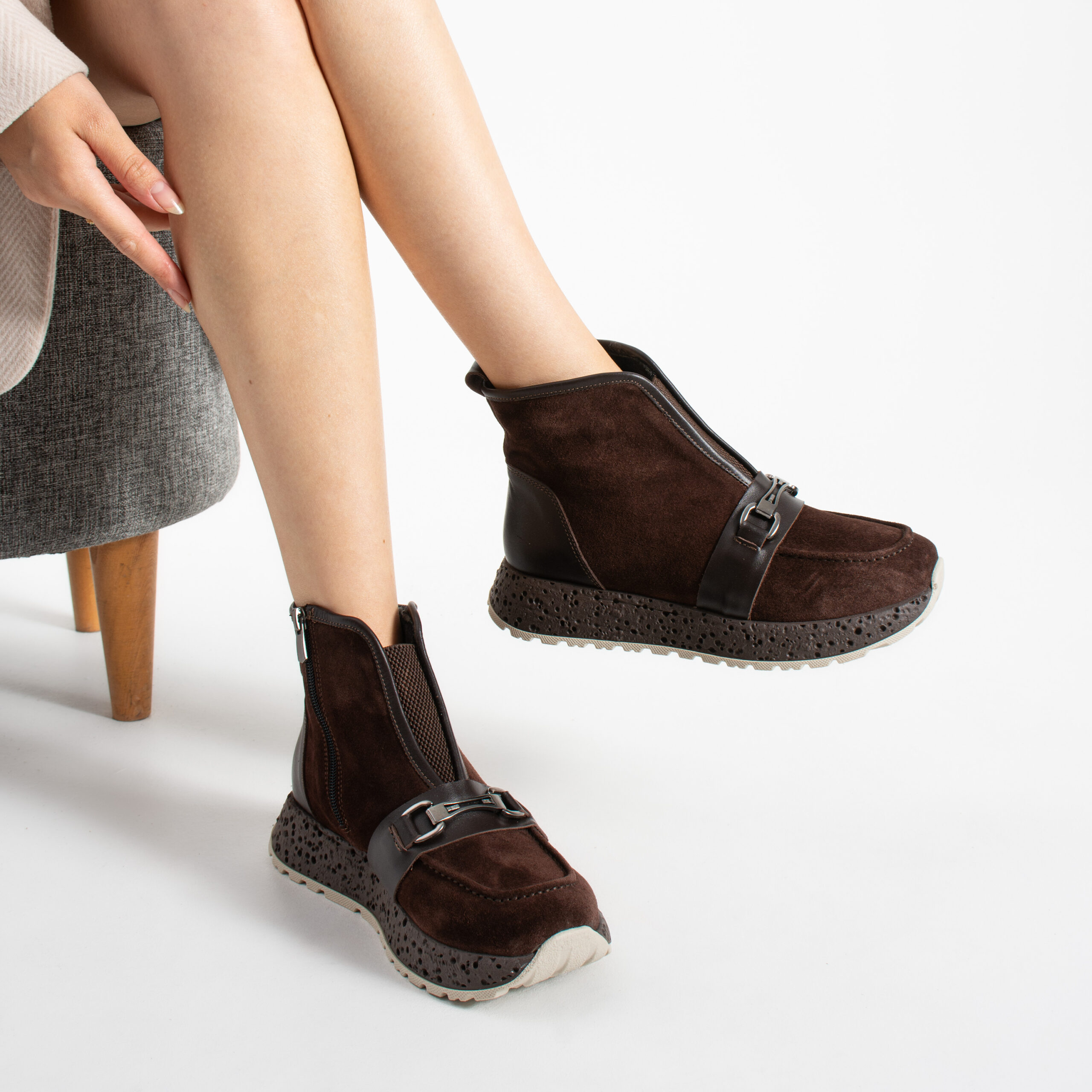 Botine sport damă din piele întoarsă naturală, cu fermoar și elastic Charlotte Botine sport damă din piele întoarsă naturală, cu fermoar și elastic Charlotte