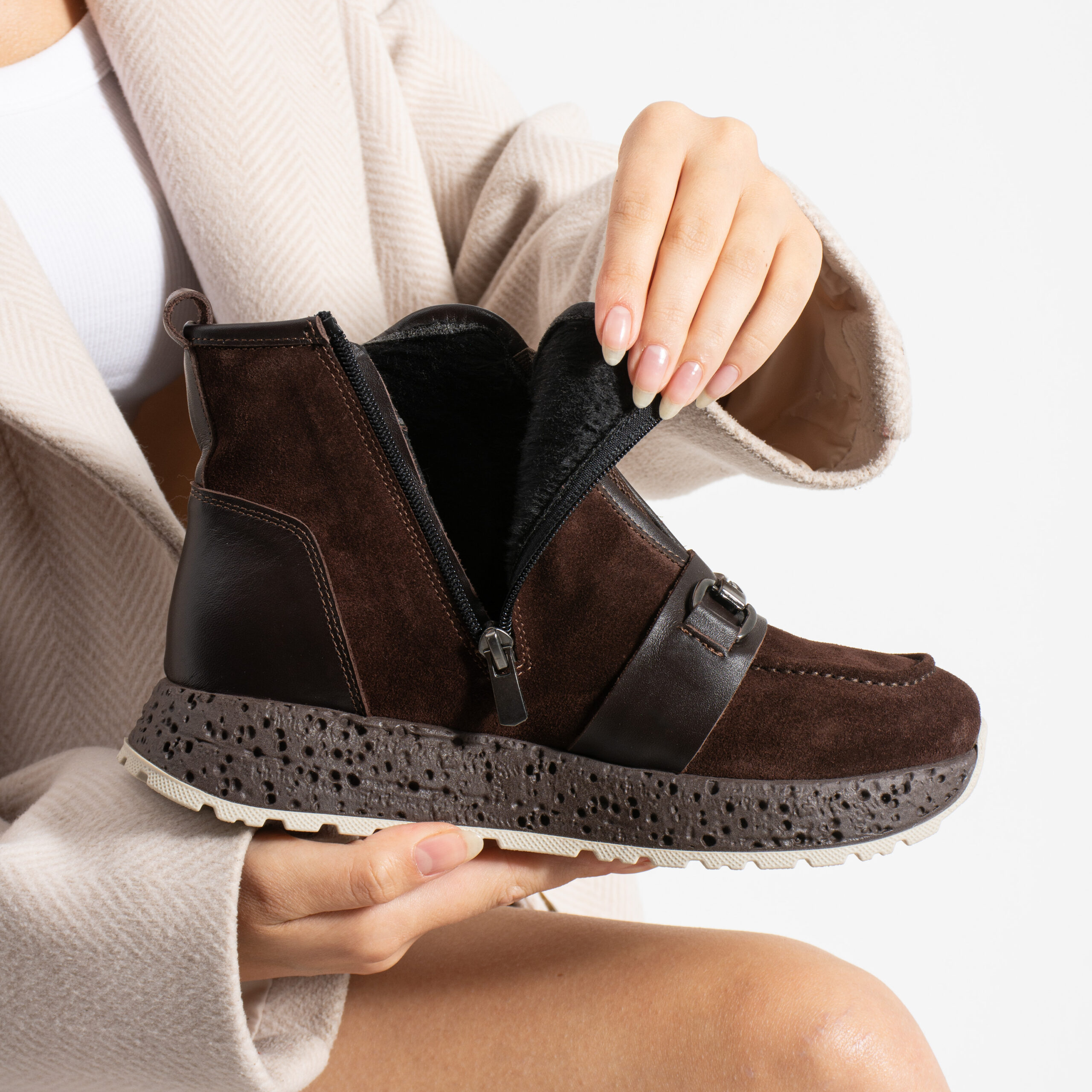 Botine sport damă din piele întoarsă naturală, cu fermoar și elastic Charlotte Botine sport damă din piele întoarsă naturală, cu fermoar și elastic Charlotte