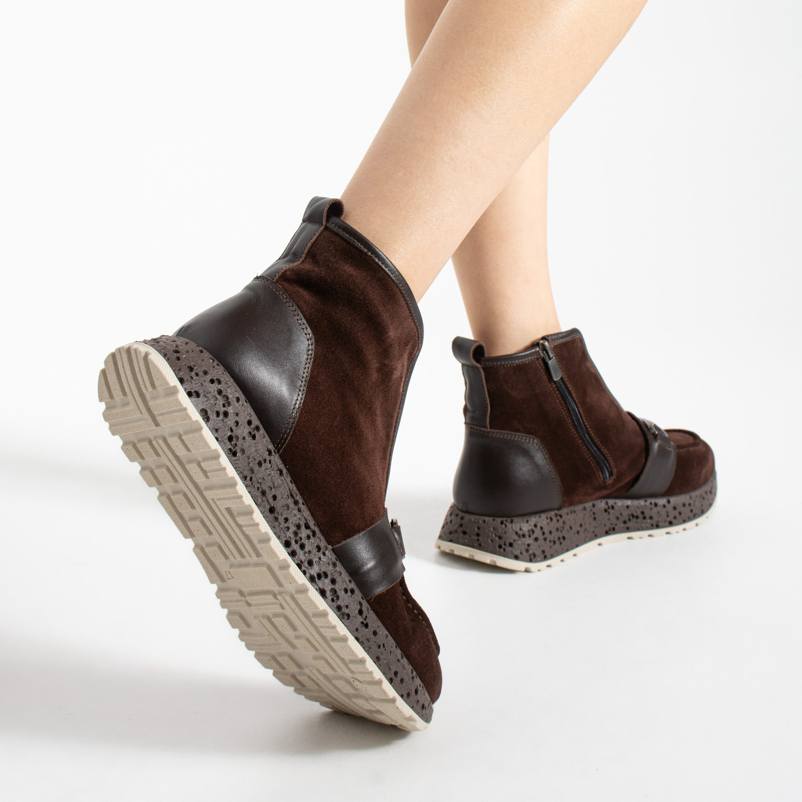Botine sport damă din piele întoarsă naturală, cu fermoar și elastic Charlotte Botine sport damă din piele întoarsă naturală, cu fermoar și elastic Charlotte