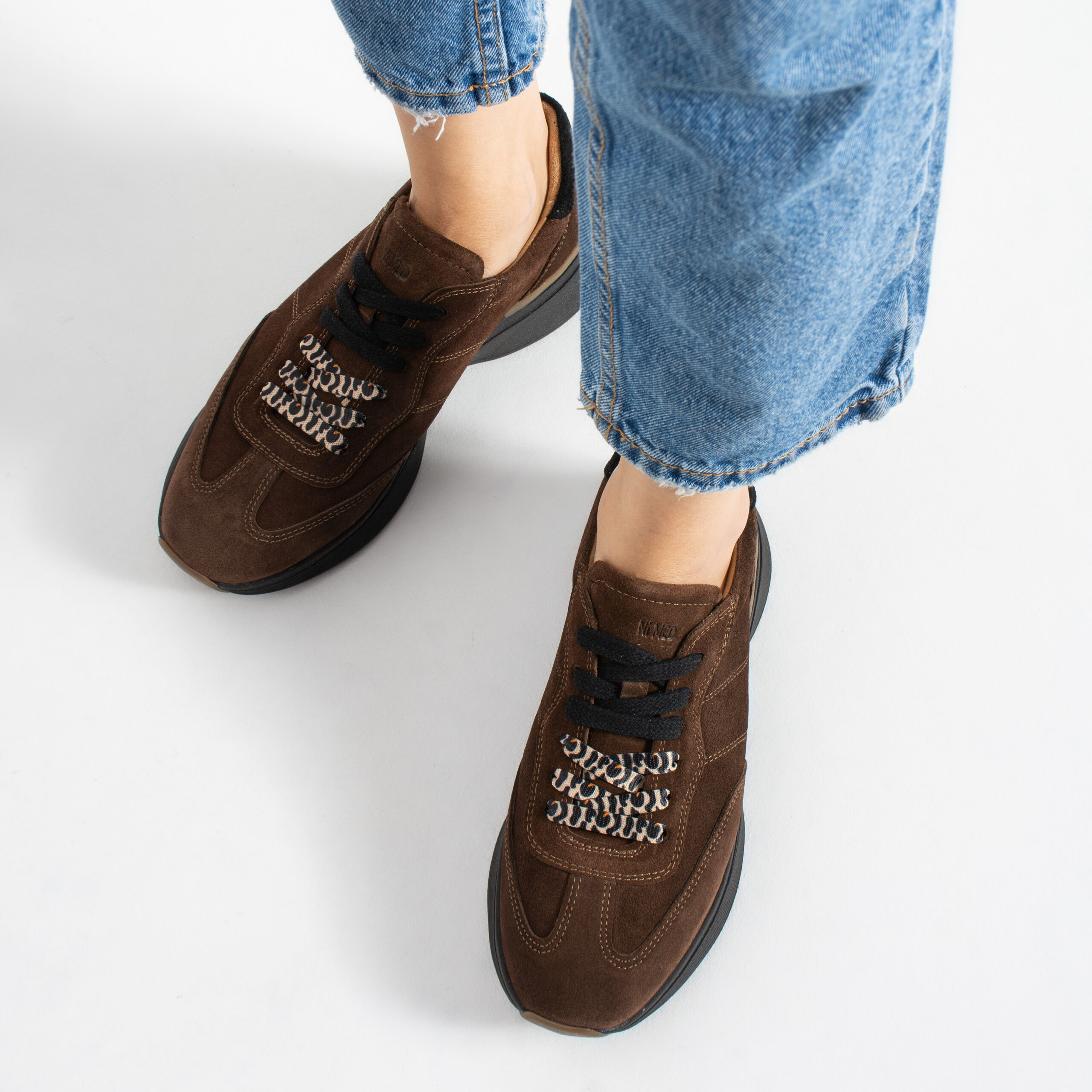 Sneakers maro închis Harriet, din piele întoarsă naturală, cu două seturi de șireturi Sneakers maro închis Harriet, din piele întoarsă naturală, cu două seturi de șireturi
