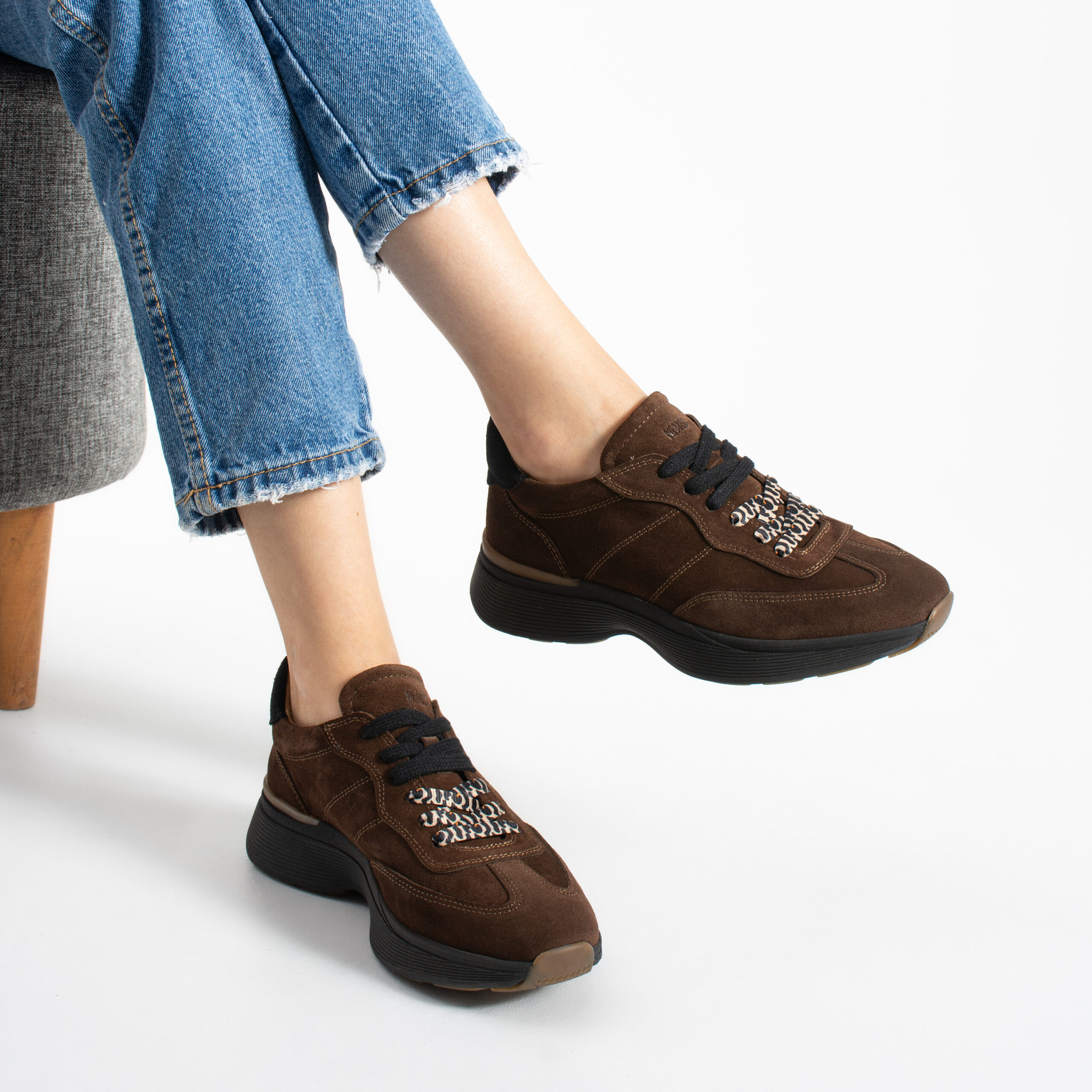 Sneakers maro închis Harriet, din piele întoarsă naturală, cu două seturi de șireturi Sneakers maro închis Harriet, din piele întoarsă naturală, cu două seturi de șireturi