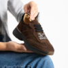 Sneakers maro închis Harriet, din piele întoarsă naturală, cu două seturi de șireturi
