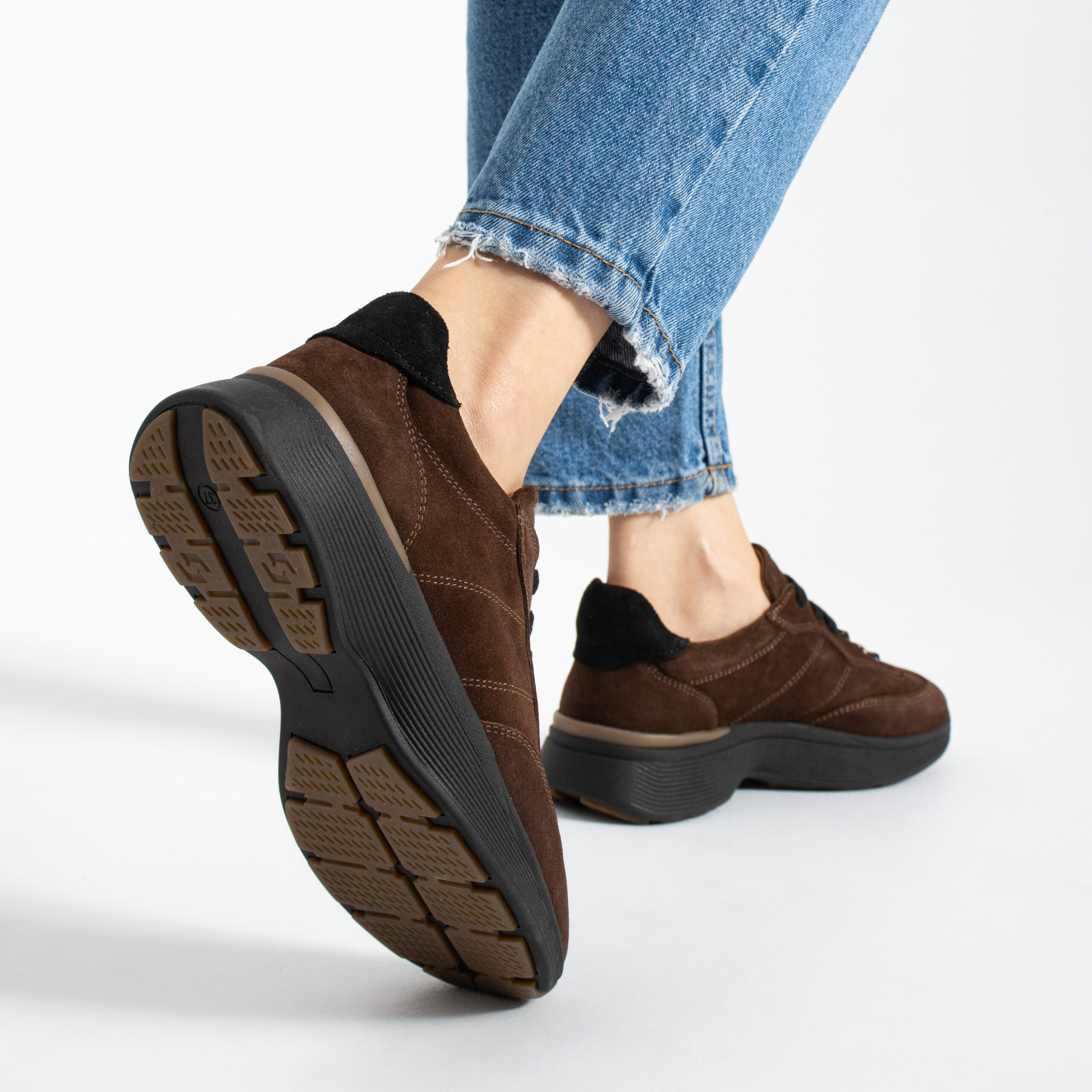 Sneakers maro închis Harriet, din piele întoarsă naturală, cu două seturi de șireturi Sneakers maro închis Harriet, din piele întoarsă naturală, cu două seturi de șireturi