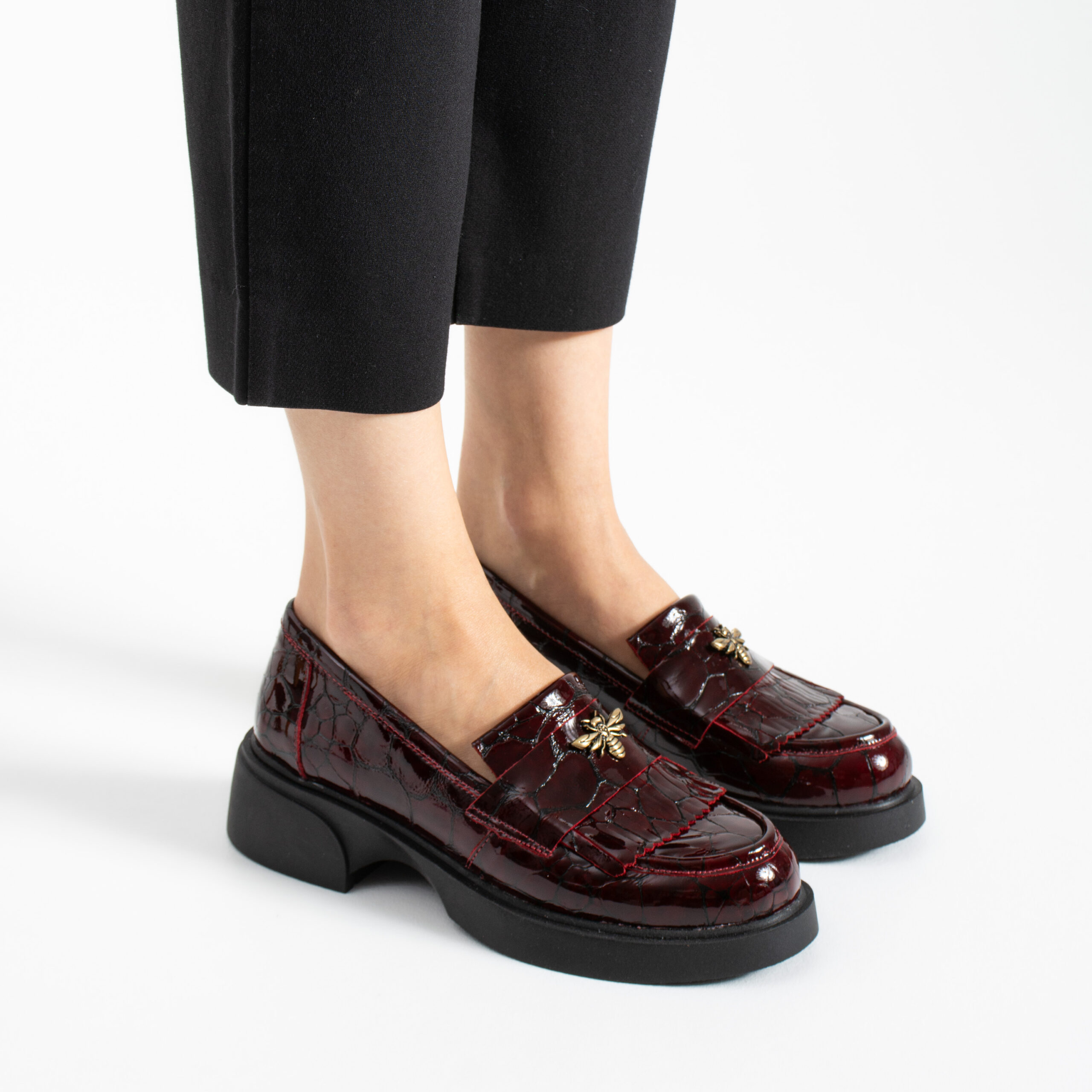 Mocasini damă bordo din piele naturală lăcuită cu broșă în formă de albină Eliza Mocasini damă bordo din piele naturală lăcuită cu broșă în formă de albină Eliza