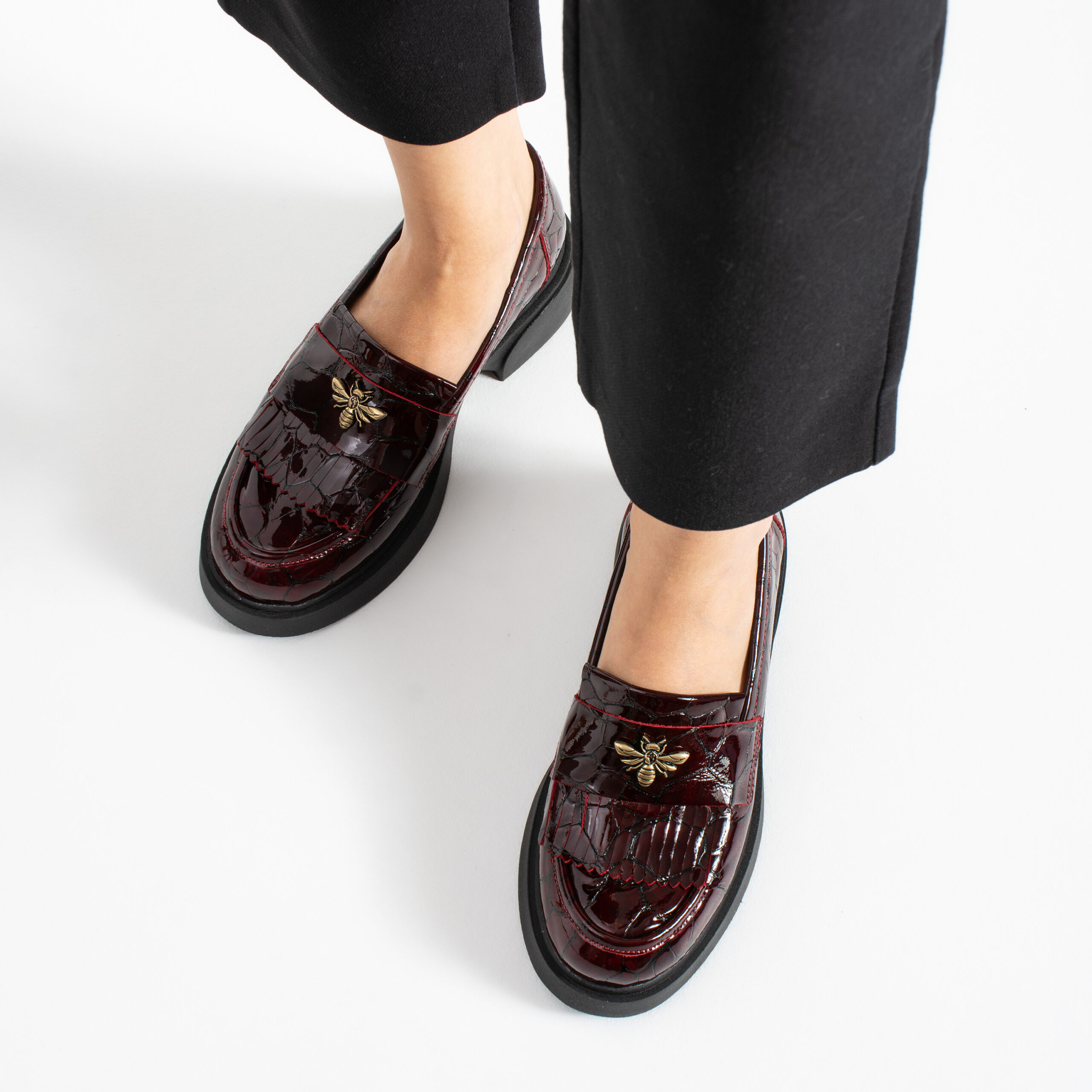 Mocasini damă bordo din piele naturală lăcuită cu broșă în formă de albină Eliza Mocasini damă bordo din piele naturală lăcuită cu broșă în formă de albină Eliza