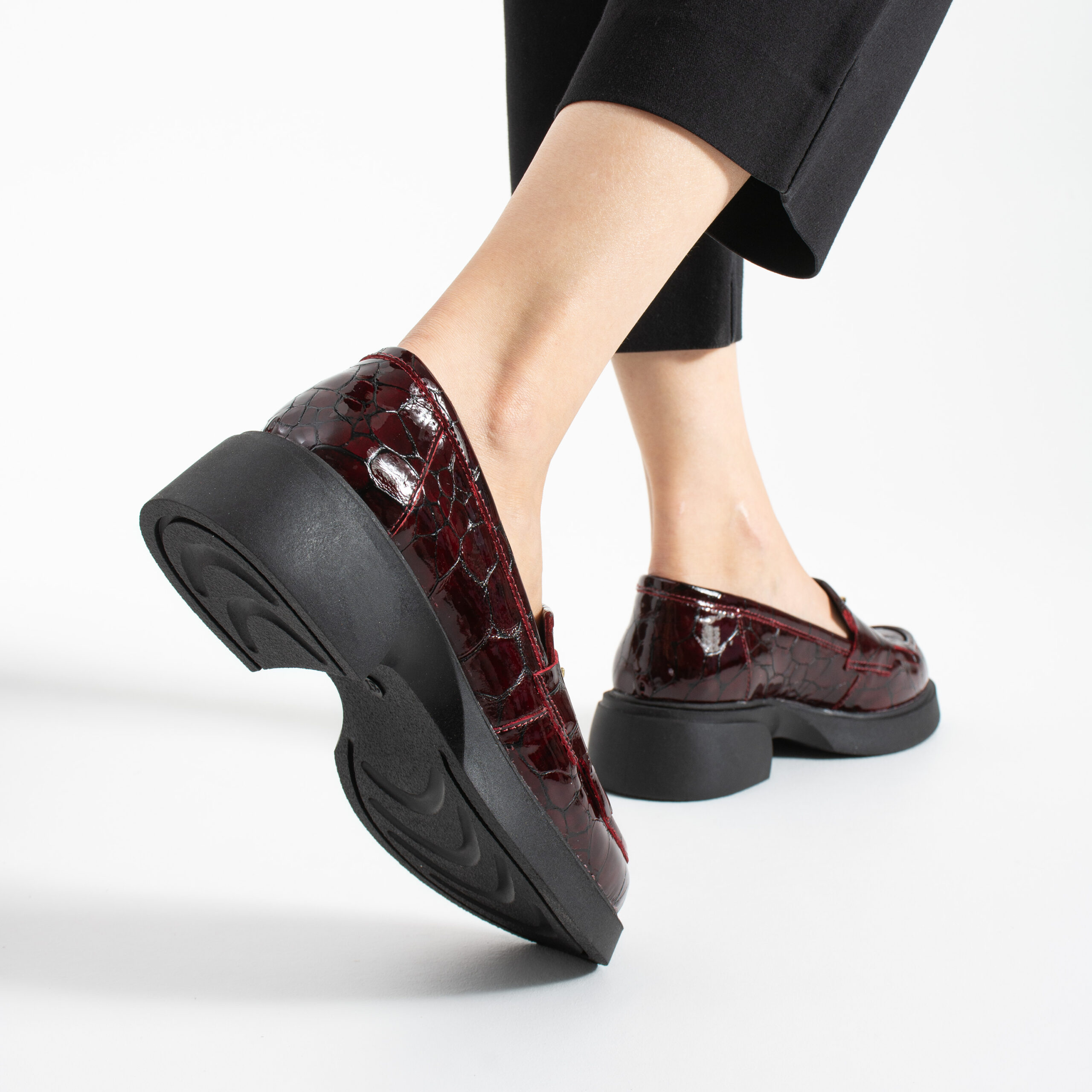 Mocasini damă bordo din piele naturală lăcuită cu broșă în formă de albină Eliza Mocasini damă bordo din piele naturală lăcuită cu broșă în formă de albină Eliza