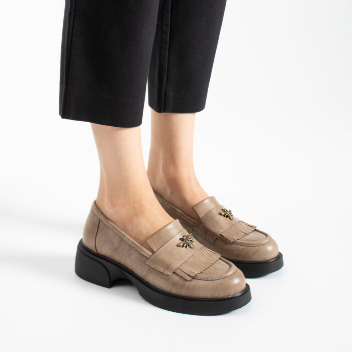 Mocasini damă bej din piele naturală cu broșă albină Eliza
