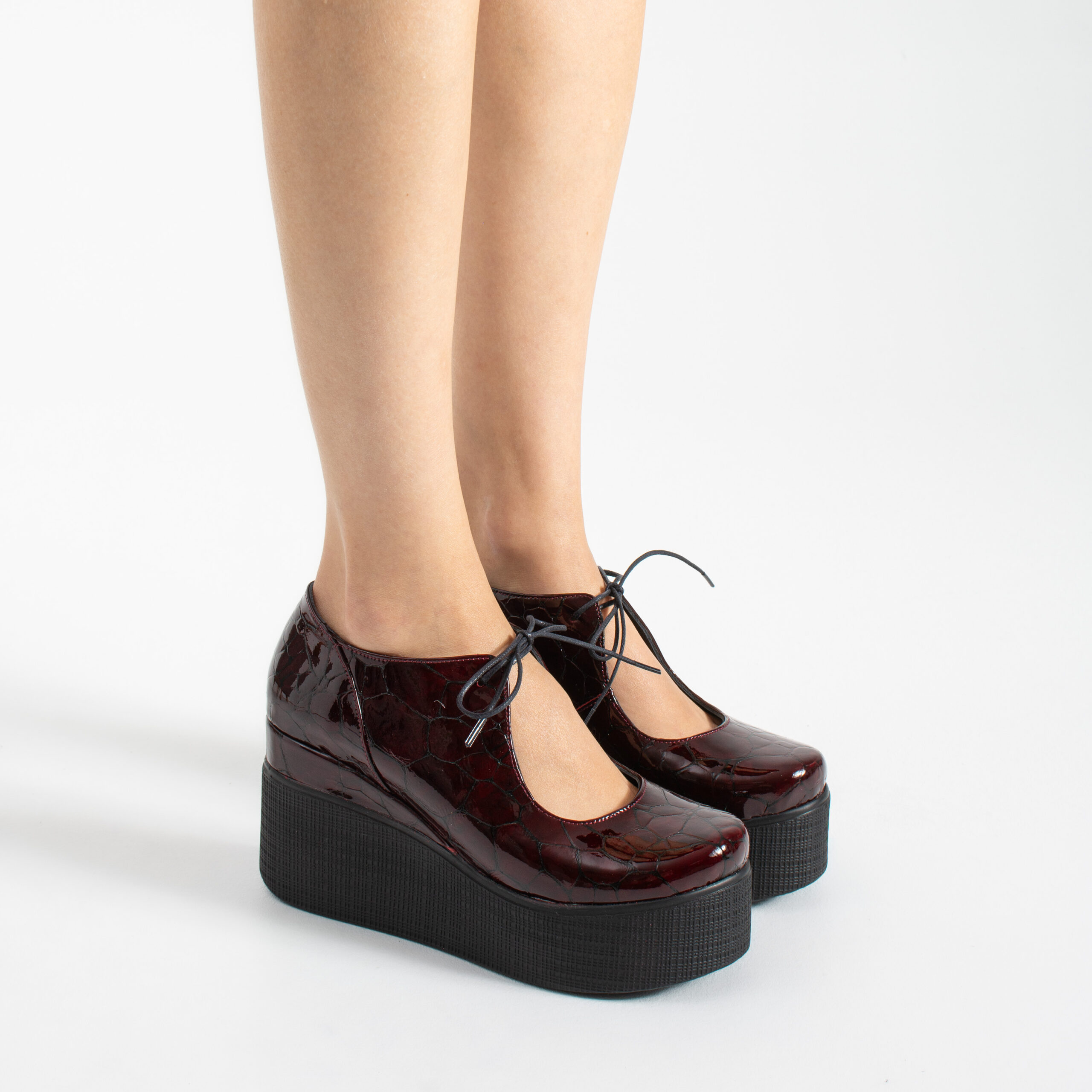 Pantofi de damă bordo lăcuiți cu platformă din piele naturală Andrea Pantofi de damă bordo lăcuiți cu platformă din piele naturală Andrea