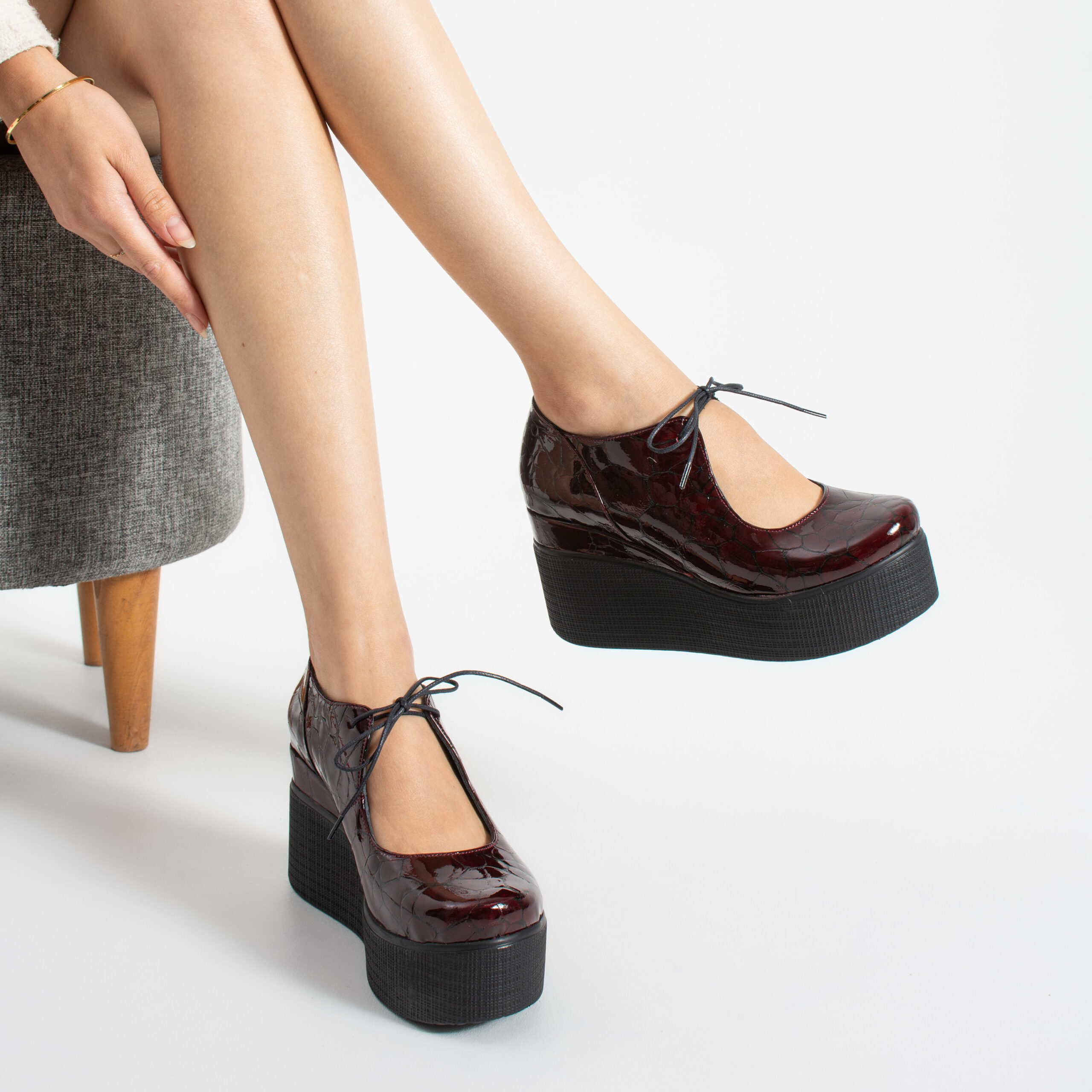 Pantofi de damă bordo lăcuiți cu platformă din piele naturală Andrea Pantofi de damă bordo lăcuiți cu platformă din piele naturală Andrea
