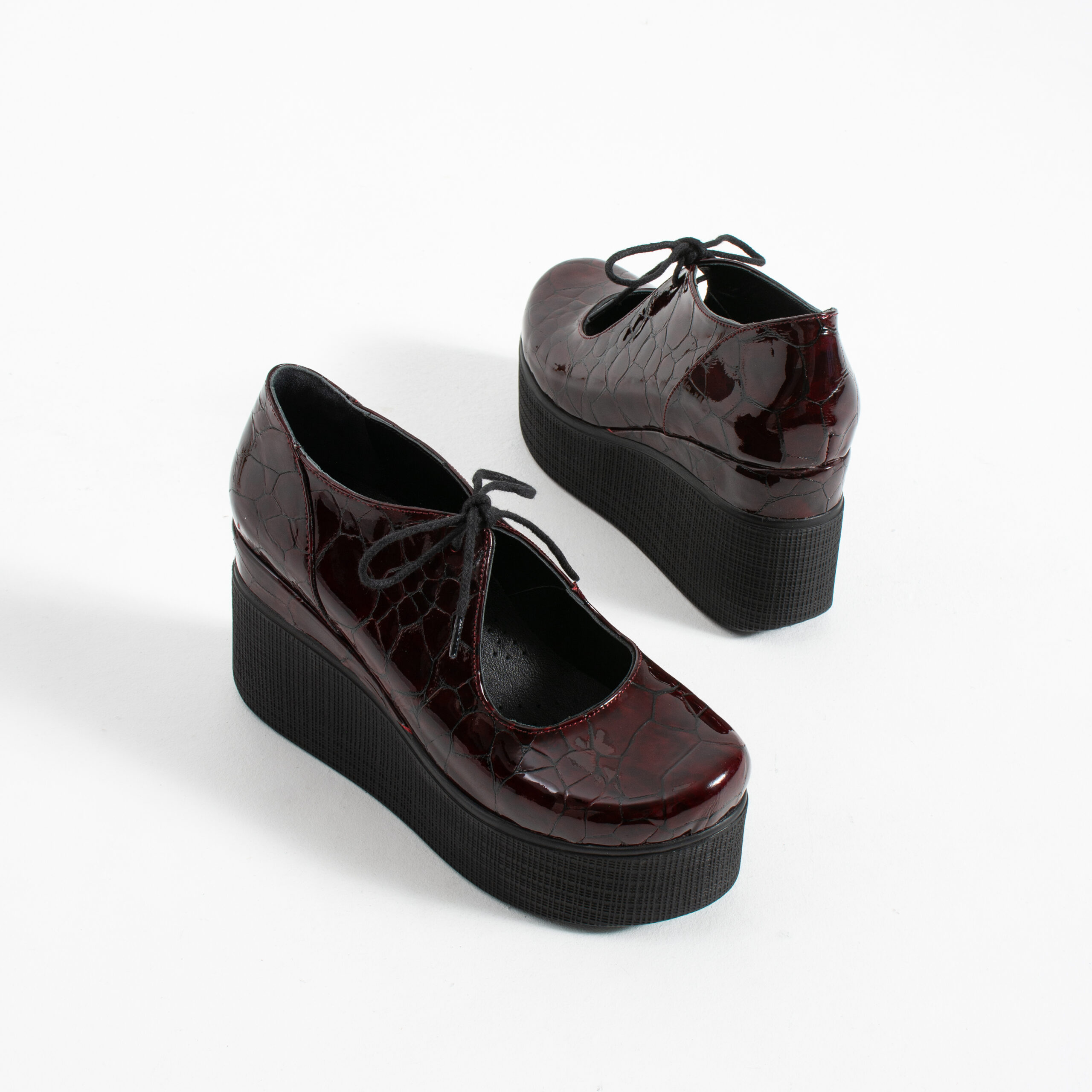 Pantofi de damă bordo lăcuiți cu platformă din piele naturală Andrea Pantofi de damă bordo lăcuiți cu platformă din piele naturală Andrea