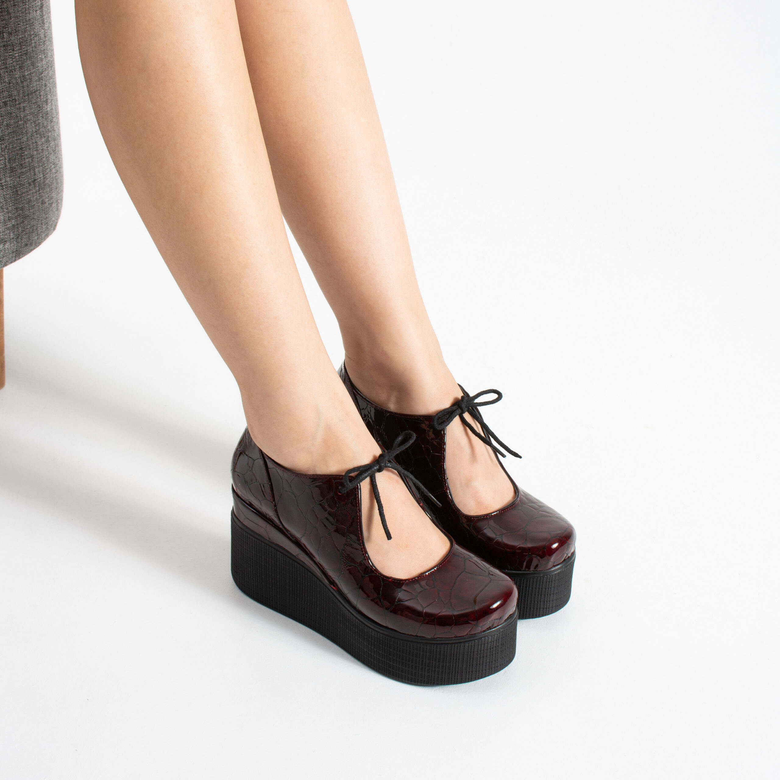 Pantofi de damă bordo lăcuiți cu platformă din piele naturală Andrea Pantofi de damă bordo lăcuiți cu platformă din piele naturală Andrea