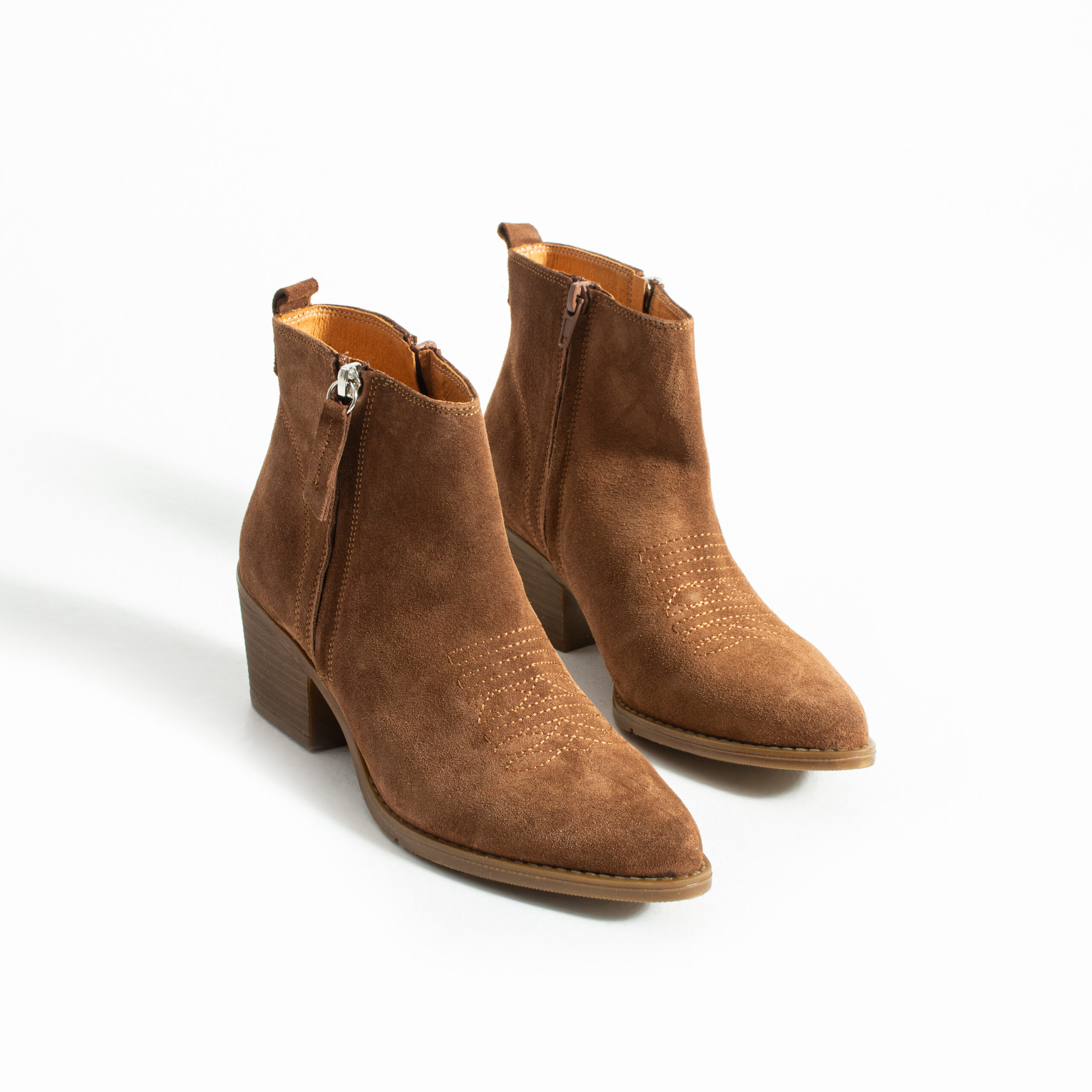 Botine cowboy scurte maro cu toc Valeria, din piele întoarsă naturală, pentru femei Botine cowboy scurte maro cu toc Valeria, din piele întoarsă naturală, pentru femei