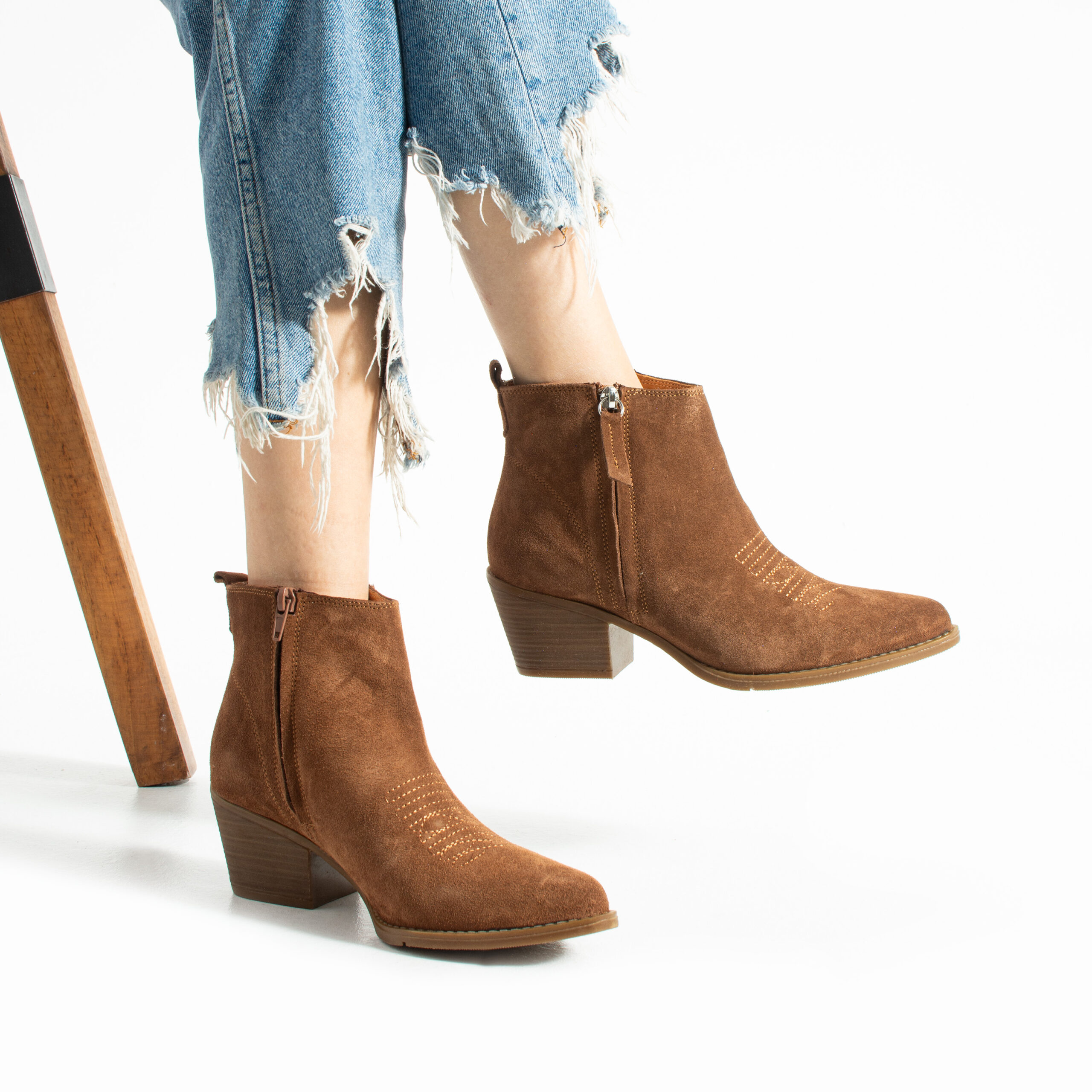 Botine cowboy scurte maro cu toc Valeria, din piele întoarsă naturală, pentru femei Botine cowboy scurte maro cu toc Valeria, din piele întoarsă naturală, pentru femei
