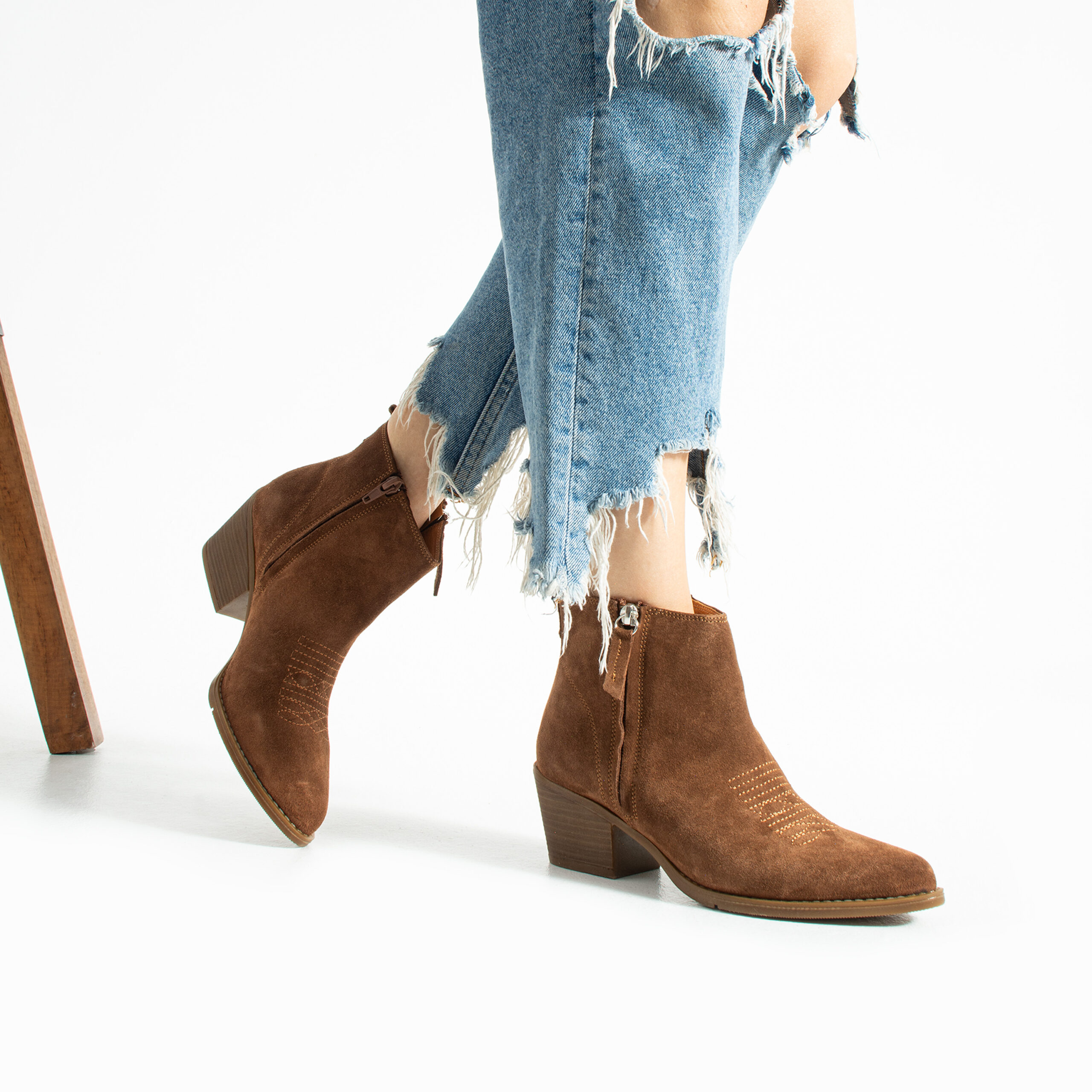Botine cowboy scurte maro cu toc Valeria, din piele întoarsă naturală, pentru femei Botine cowboy scurte maro cu toc Valeria, din piele întoarsă naturală, pentru femei