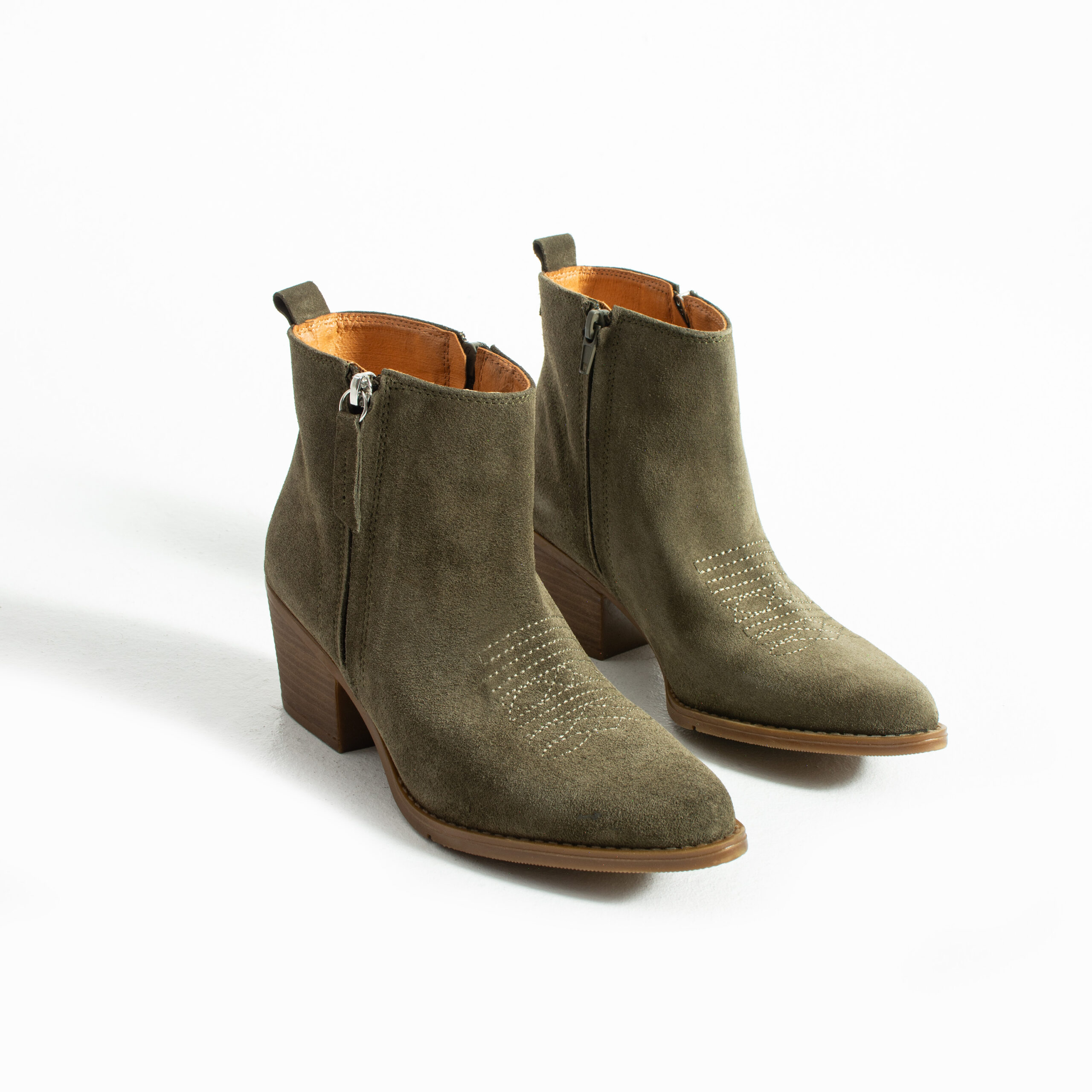 Botine cowboy scurte verzi pentru femei, cu toc, din piele intoarsa naturala Valeria Botine cowboy scurte verzi pentru femei, cu toc, din piele intoarsa naturala Valeria