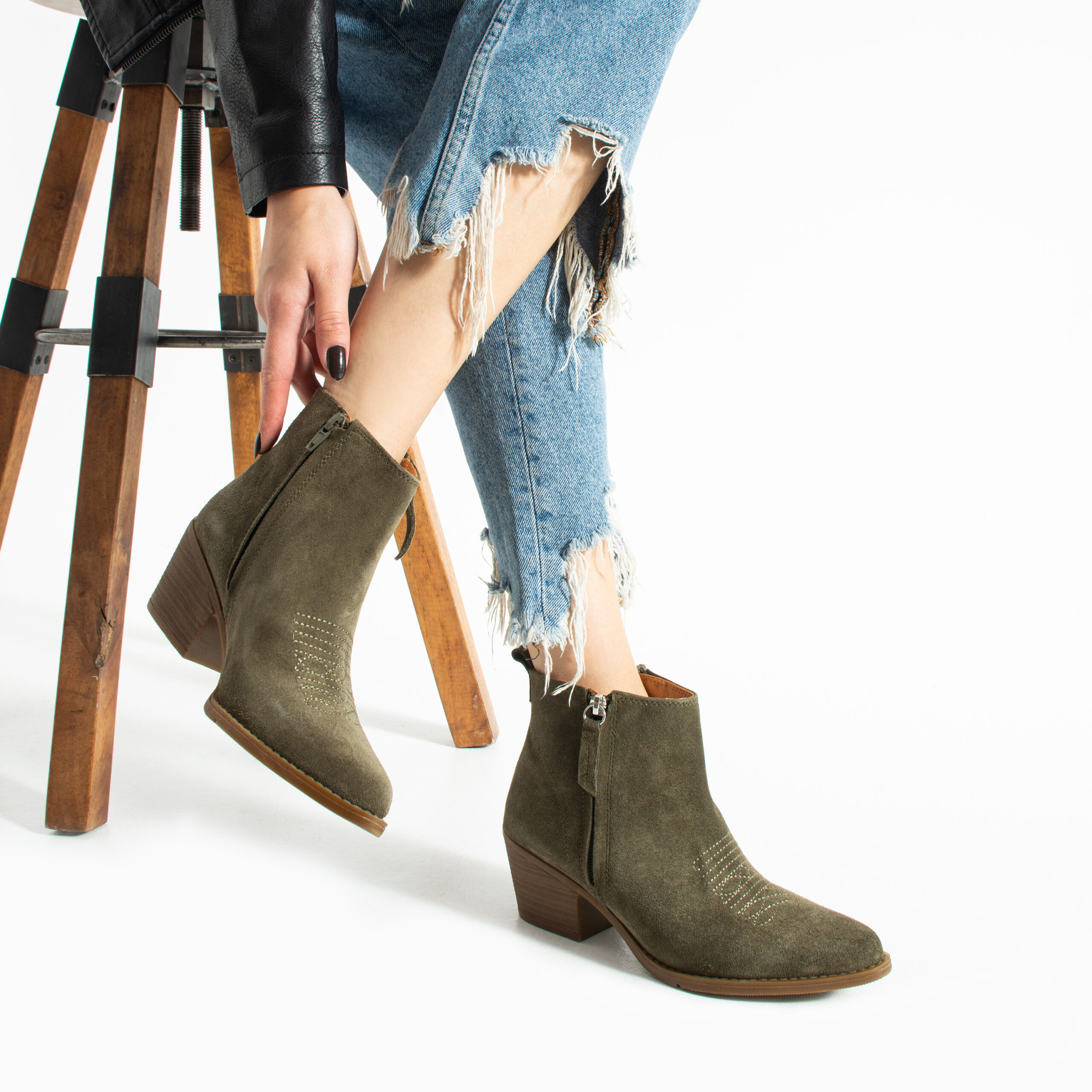 Botine cowboy scurte verzi pentru femei, cu toc, din piele intoarsa naturala Valeria Botine cowboy scurte verzi pentru femei, cu toc, din piele intoarsa naturala Valeria