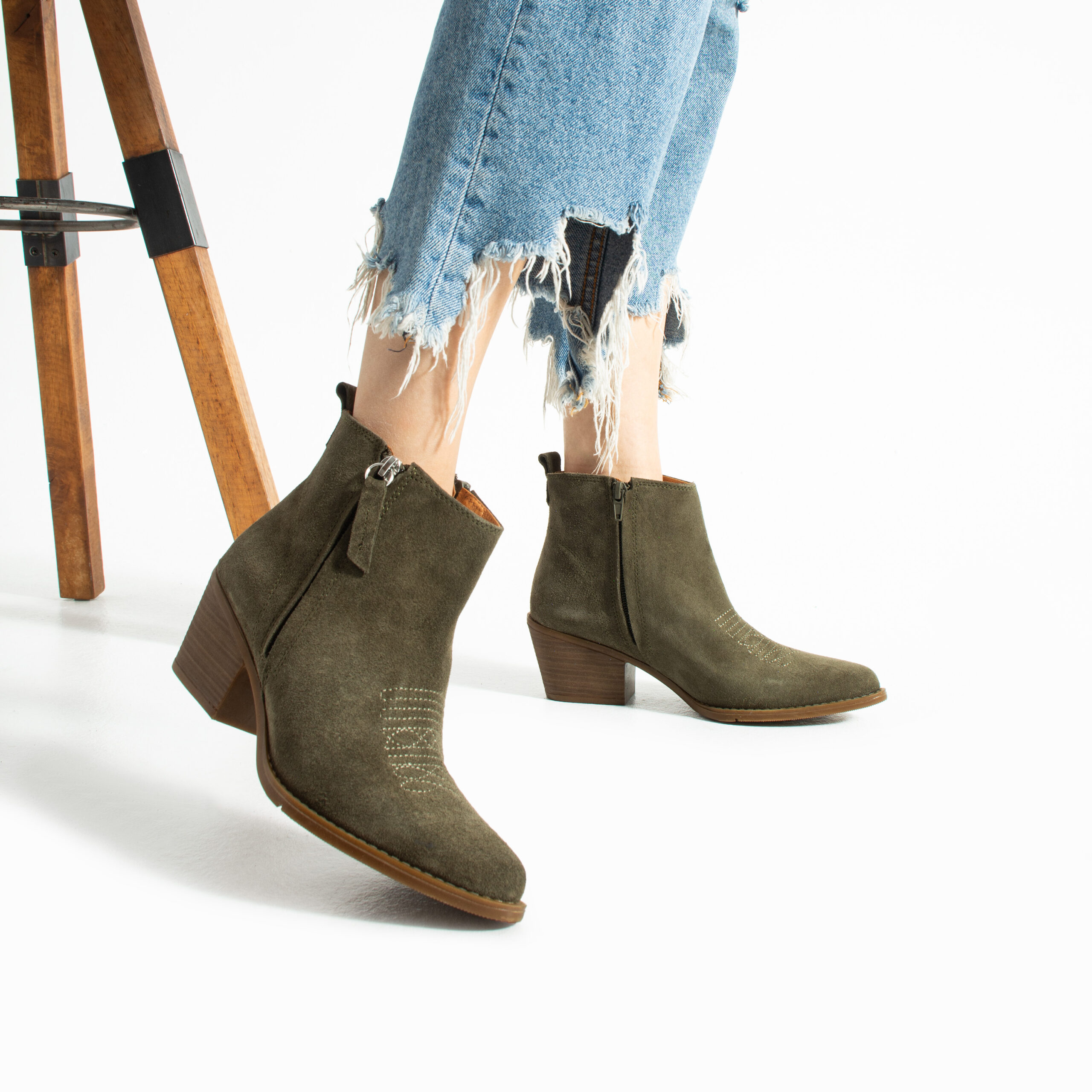 Botine cowboy scurte verzi pentru femei, cu toc, din piele intoarsa naturala Valeria Botine cowboy scurte verzi pentru femei, cu toc, din piele intoarsa naturala Valeria