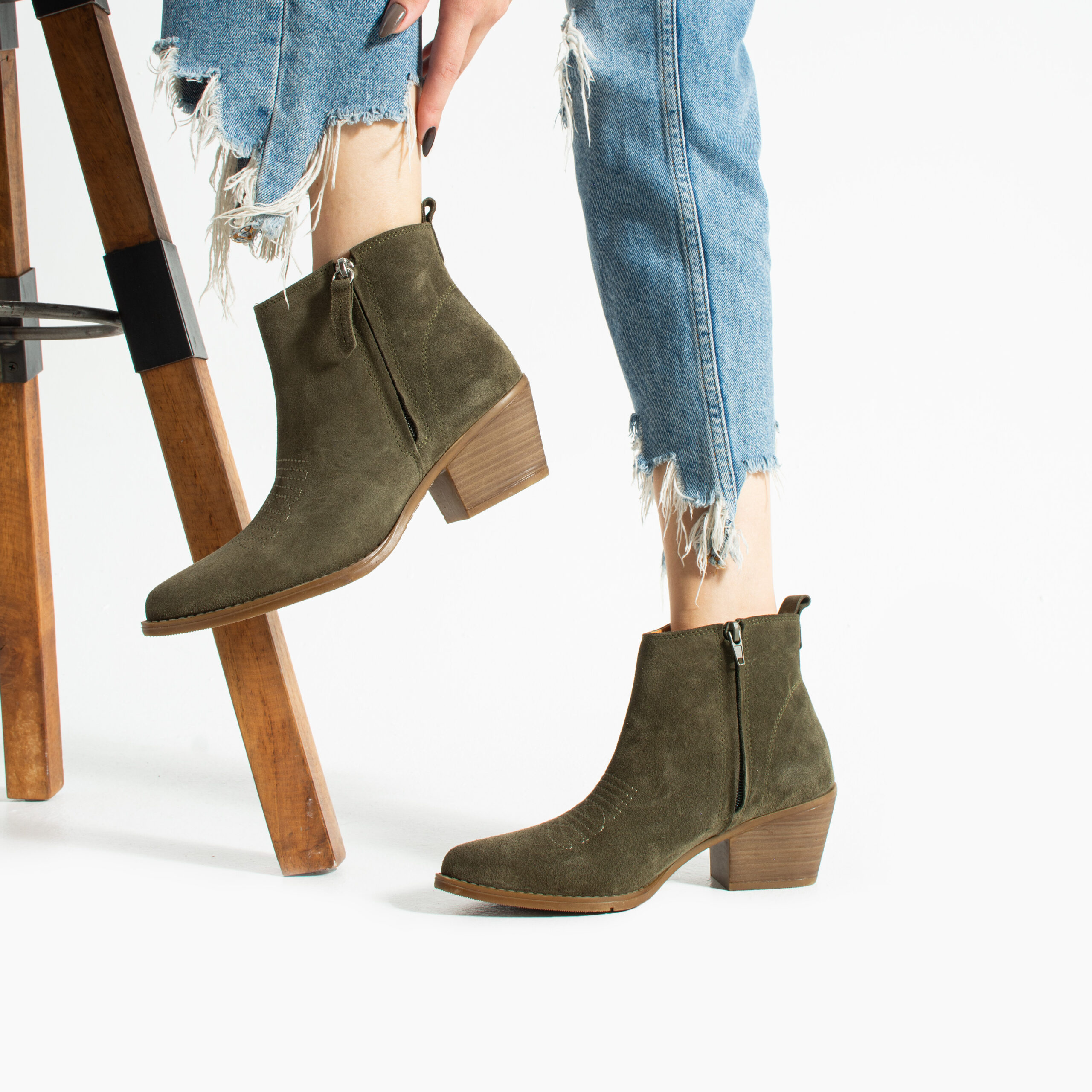 Botine cowboy scurte verzi pentru femei, cu toc, din piele intoarsa naturala Valeria Botine cowboy scurte verzi pentru femei, cu toc, din piele intoarsa naturala Valeria