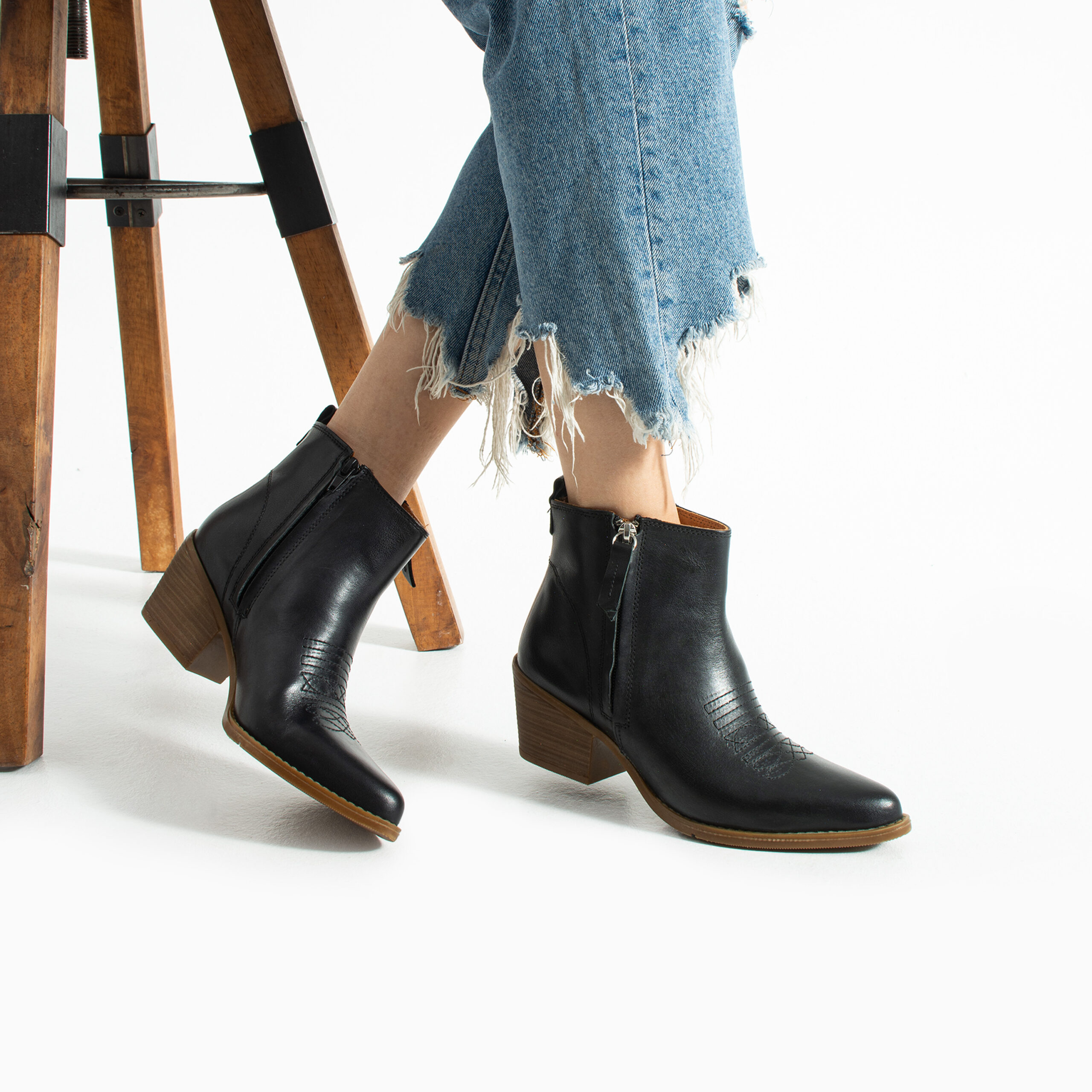 Botine cowboy scurte negre cu toc din piele naturală – Valeria Botine cowboy scurte negre cu toc din piele naturală – Valeria
