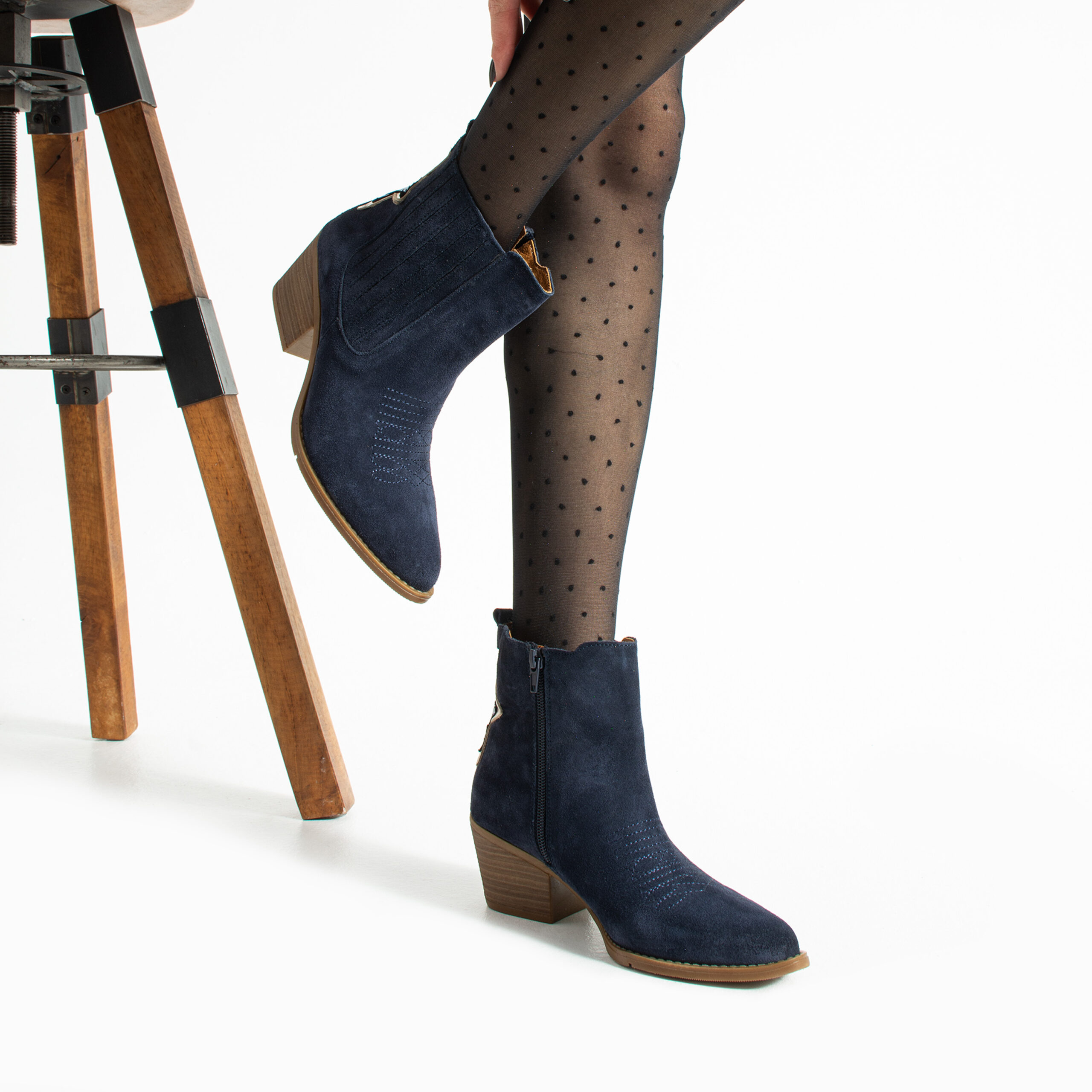 Botine cowboy albastre cu toc din piele întoarsă naturală, cu decorațiune, Sabina Botine cowboy albastre cu toc din piele întoarsă naturală, cu decorațiune, Sabina