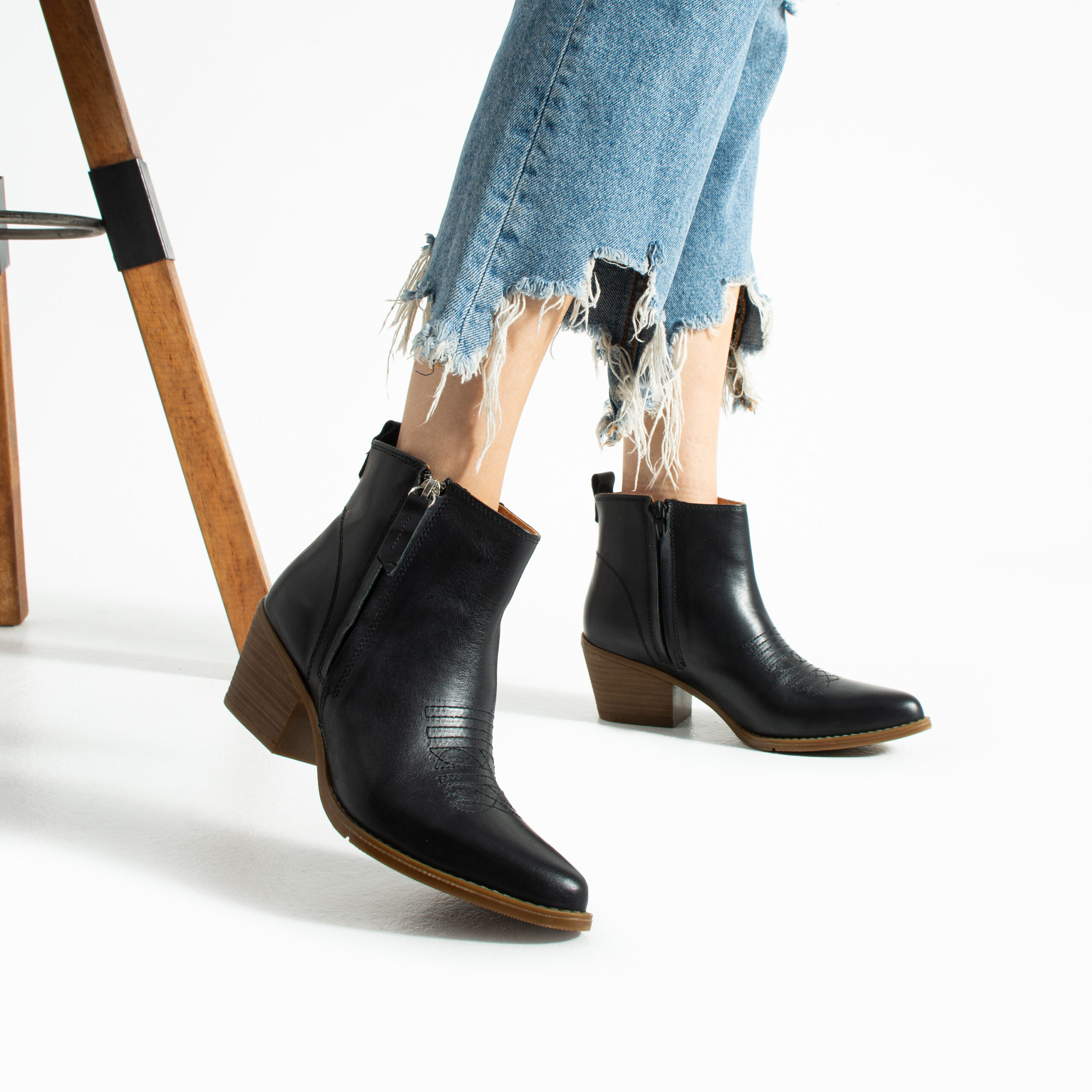 Botine cowboy scurte negre cu toc din piele naturală – Valeria Botine cowboy scurte negre cu toc din piele naturală – Valeria