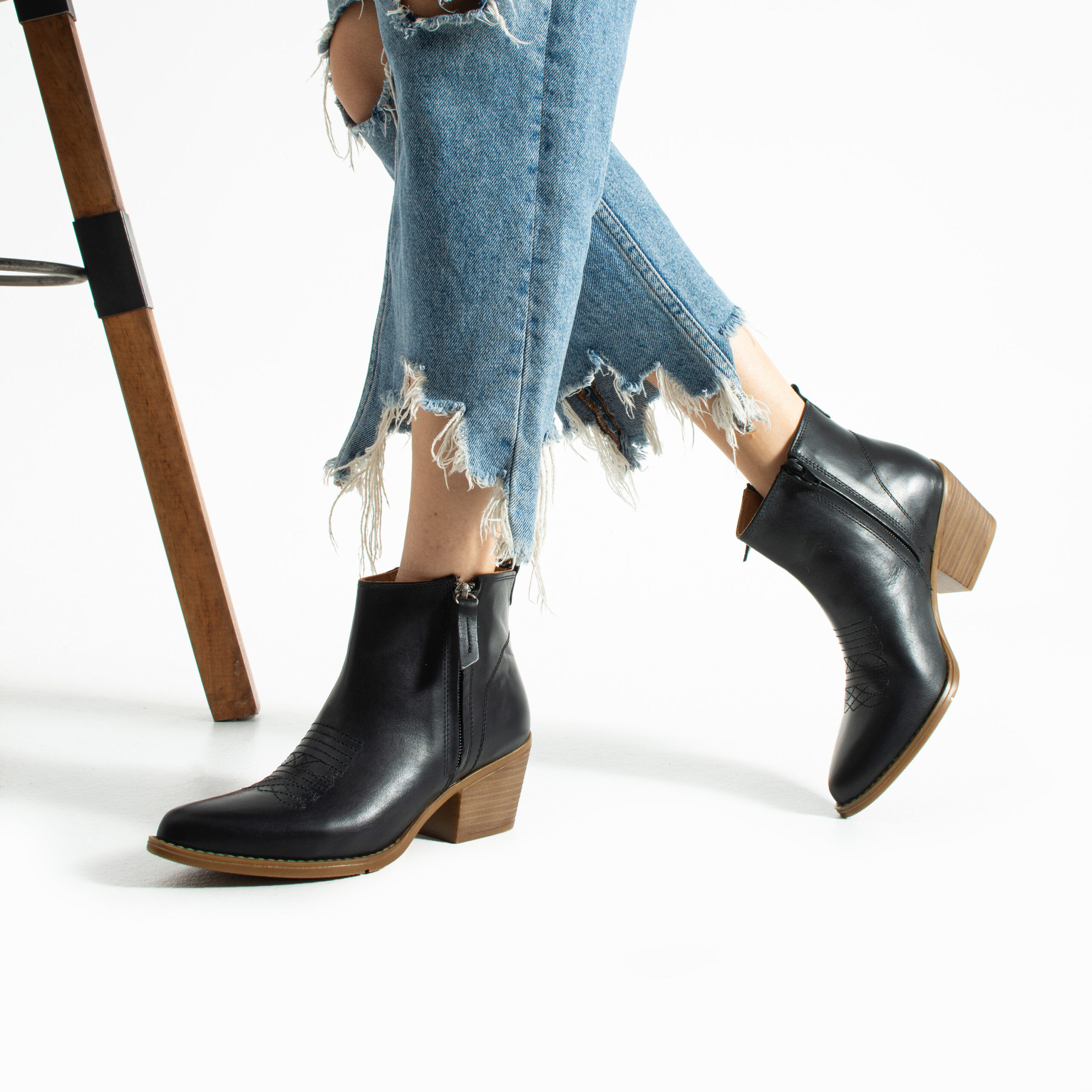 Botine cowboy scurte negre cu toc din piele naturală – Valeria Botine cowboy scurte negre cu toc din piele naturală – Valeria