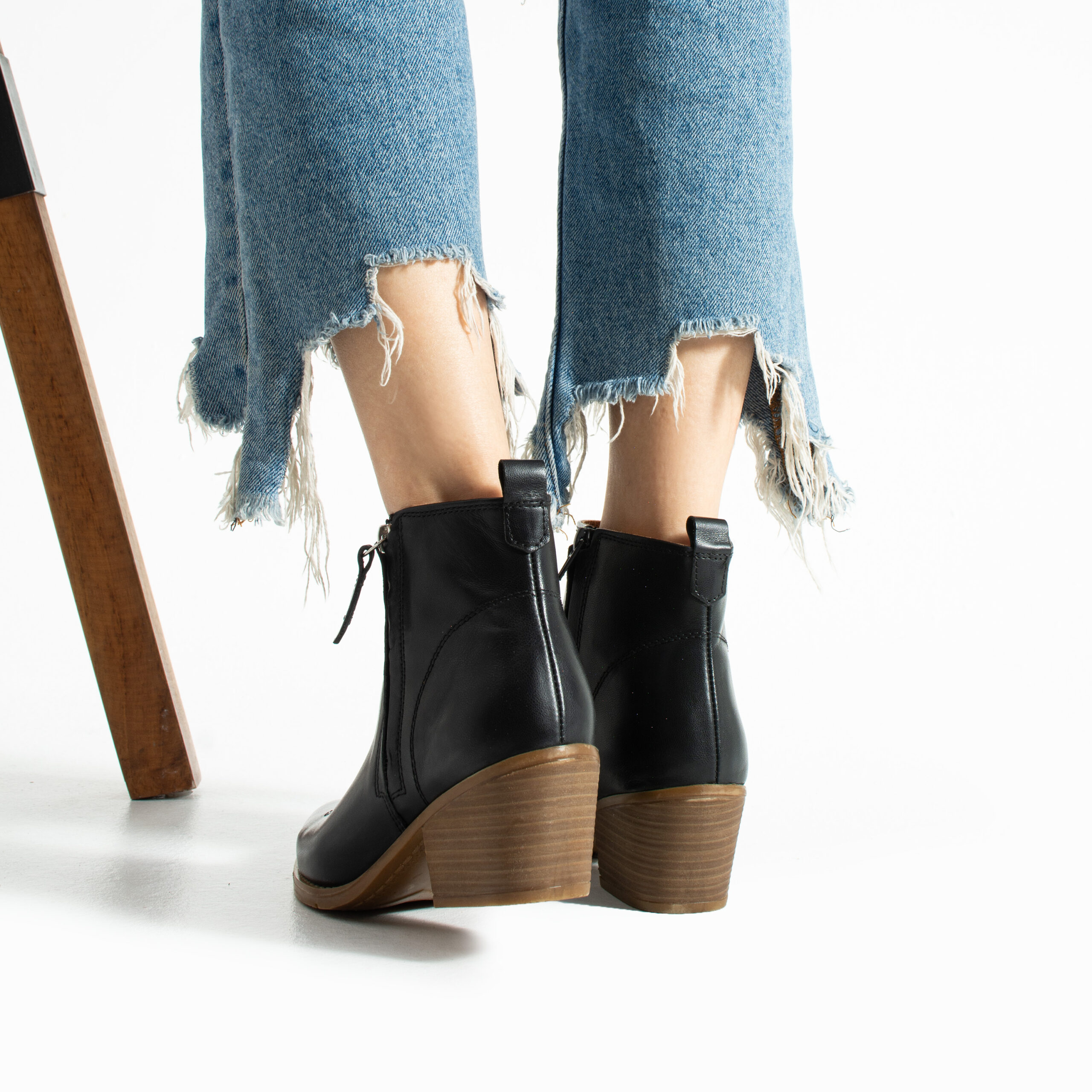 Botine cowboy scurte negre cu toc din piele naturală – Valeria Botine cowboy scurte negre cu toc din piele naturală – Valeria