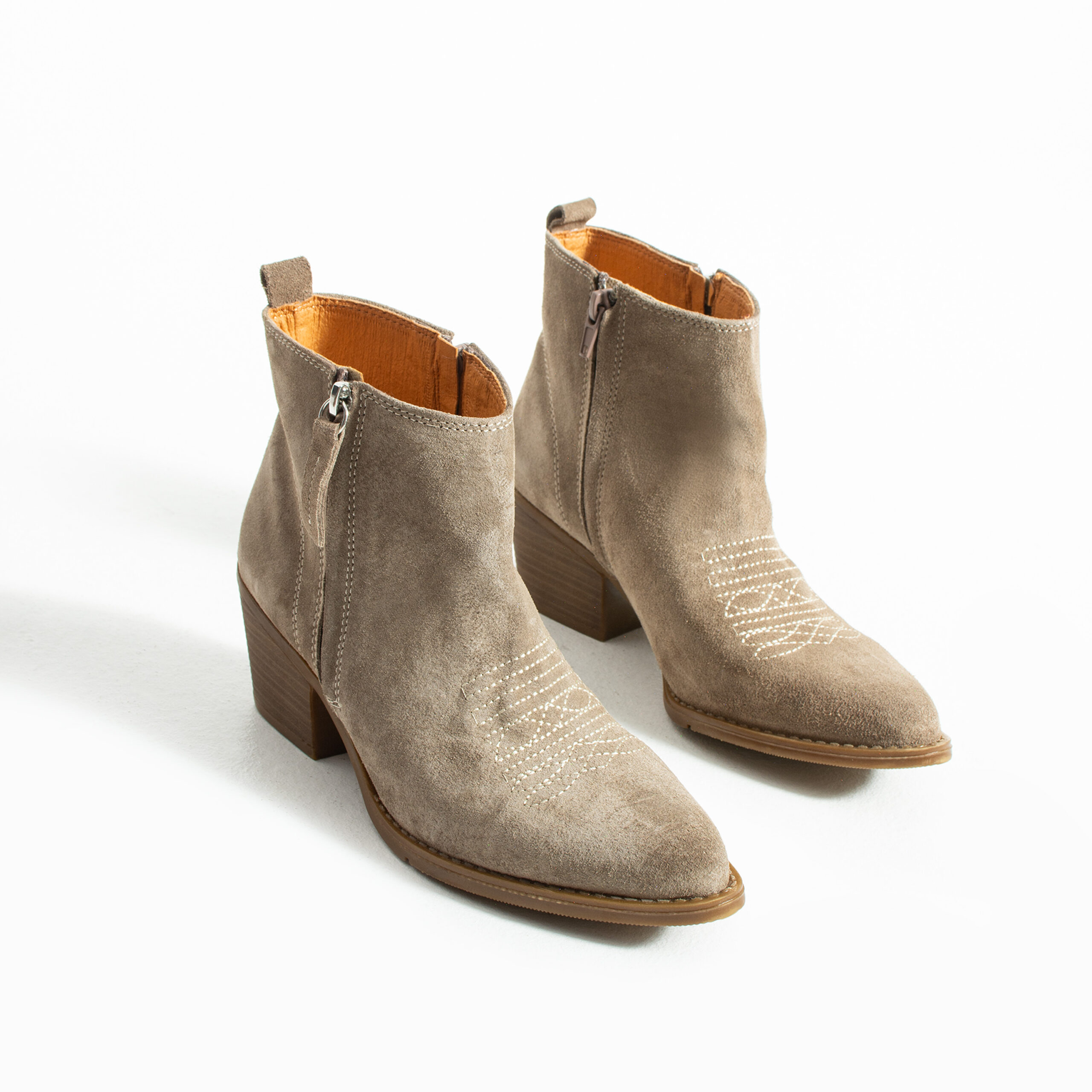 Botine cowboy scurte de damă, bej, cu toc, din piele întoarsă naturală Valeria Botine cowboy scurte de damă, bej, cu toc, din piele întoarsă naturală Valeria