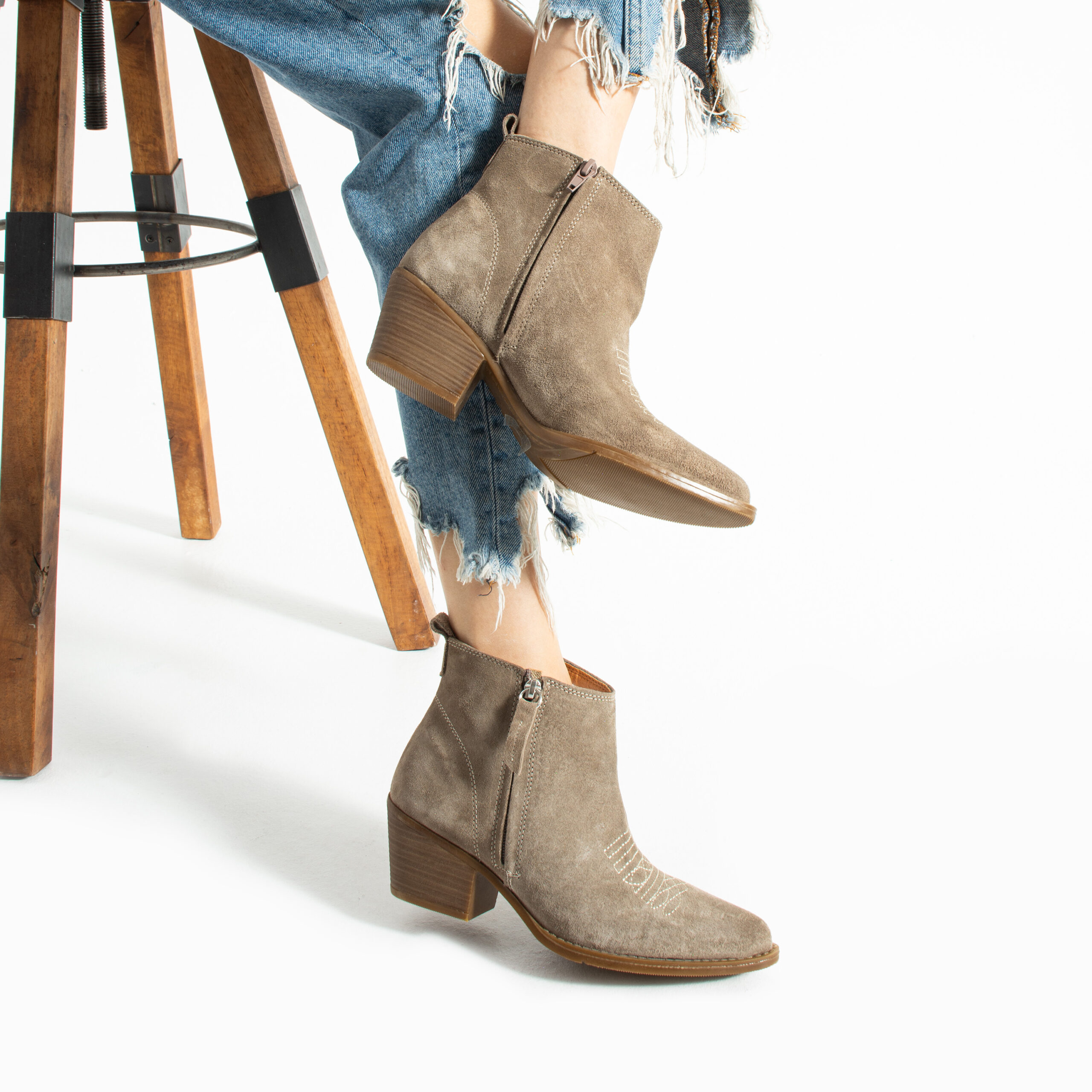 Botine cowboy scurte de damă, bej, cu toc, din piele întoarsă naturală Valeria Botine cowboy scurte de damă, bej, cu toc, din piele întoarsă naturală Valeria