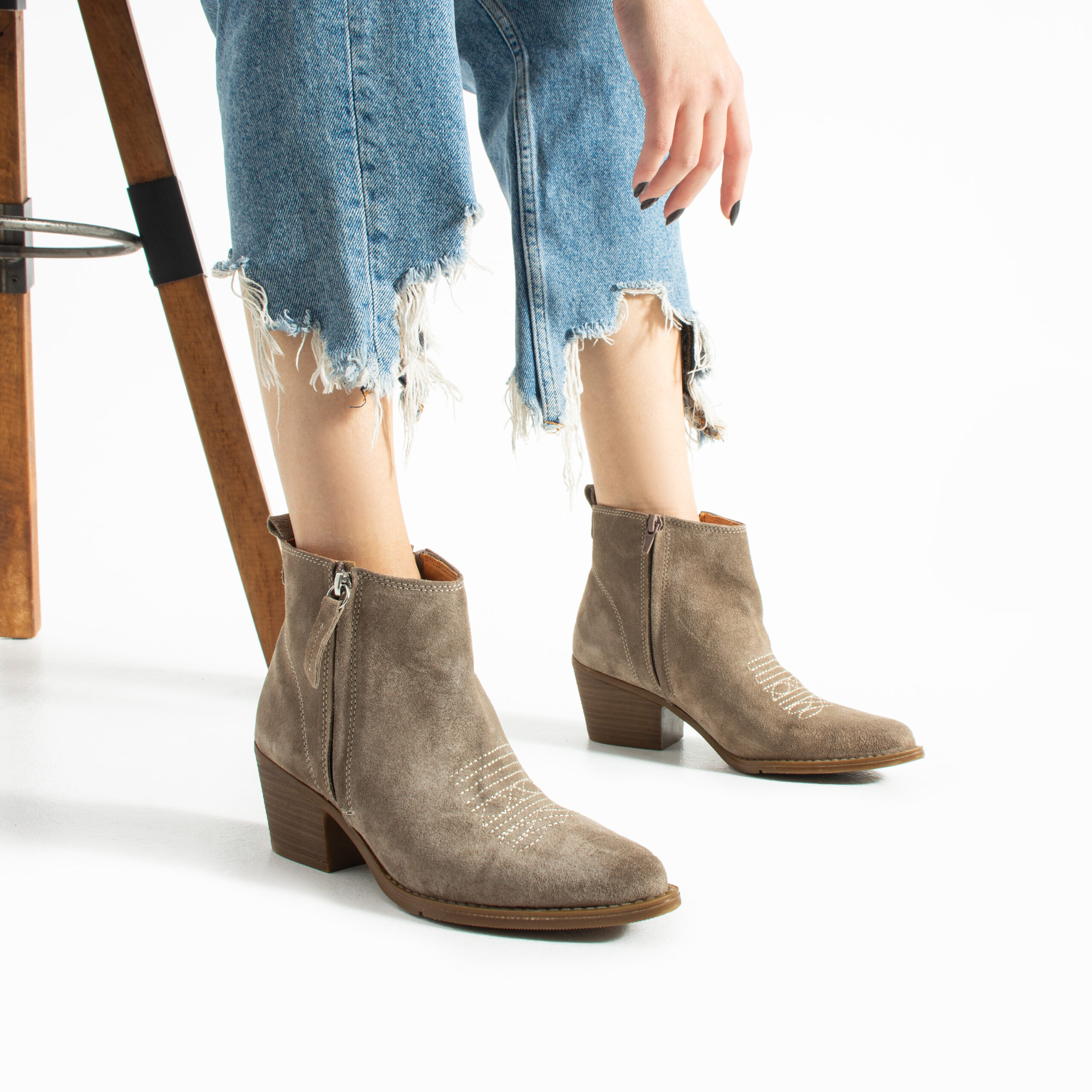 Botine cowboy scurte de damă, bej, cu toc, din piele întoarsă naturală Valeria Botine cowboy scurte de damă, bej, cu toc, din piele întoarsă naturală Valeria