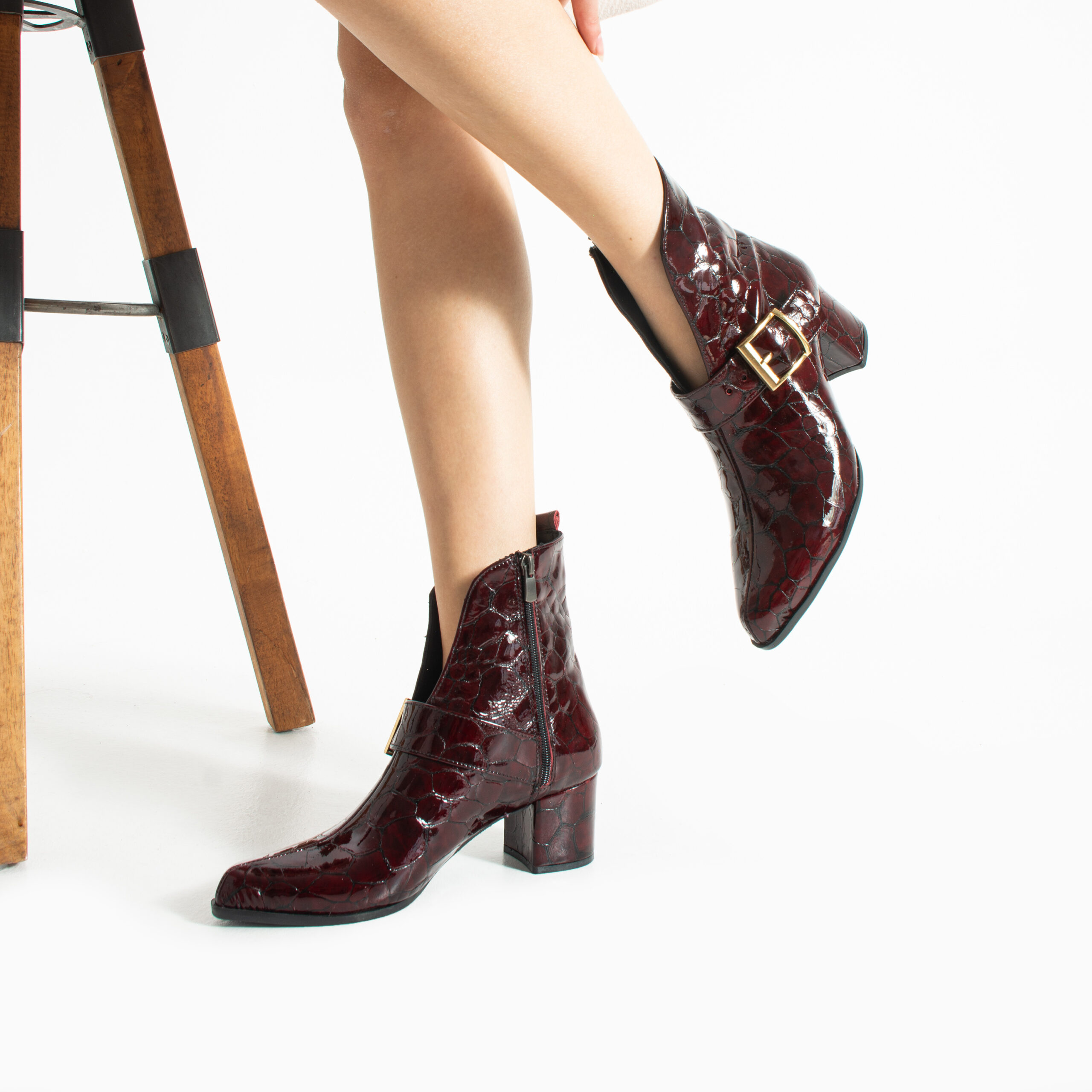 Botine damă bordo lăcuite din piele naturală, cu toc – Cara Botine damă bordo lăcuite din piele naturală, cu toc – Cara