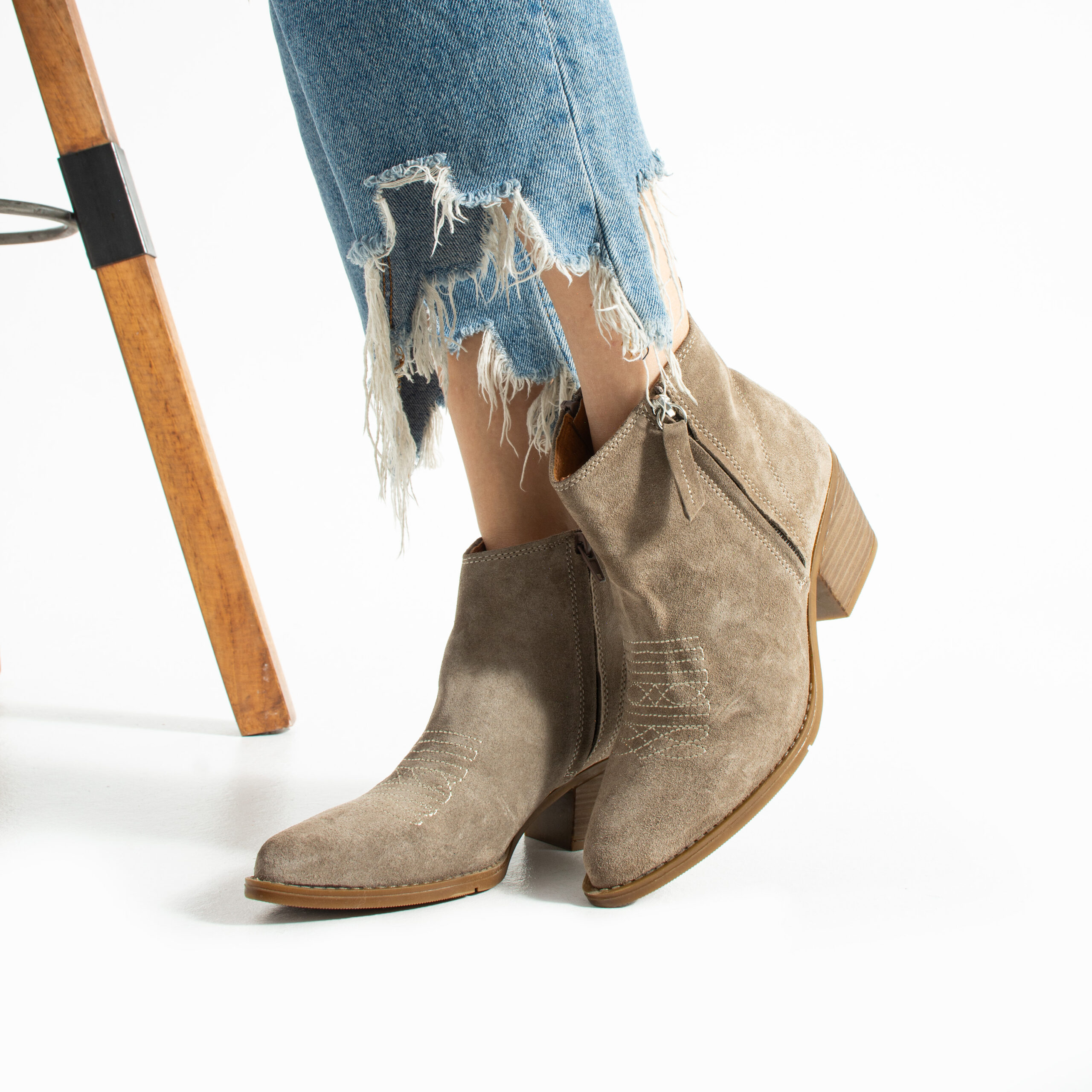 Botine cowboy scurte de damă, bej, cu toc, din piele întoarsă naturală Valeria Botine cowboy scurte de damă, bej, cu toc, din piele întoarsă naturală Valeria