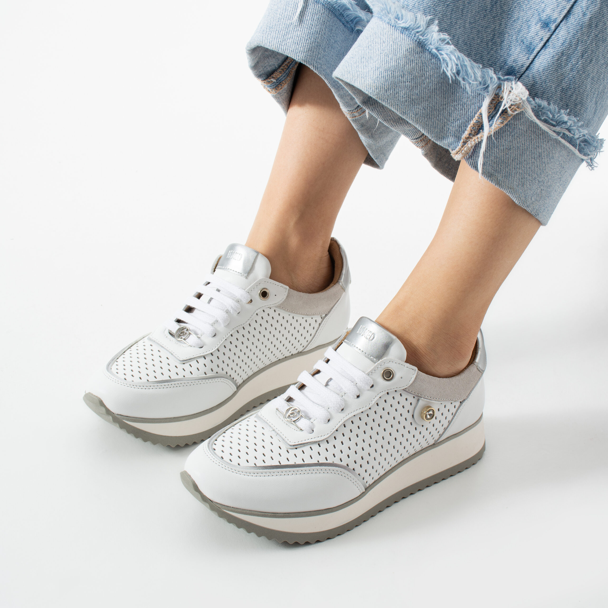 Sneakers albi de damă din piele naturală Alondra Sneakers albi de damă din piele naturală Alondra