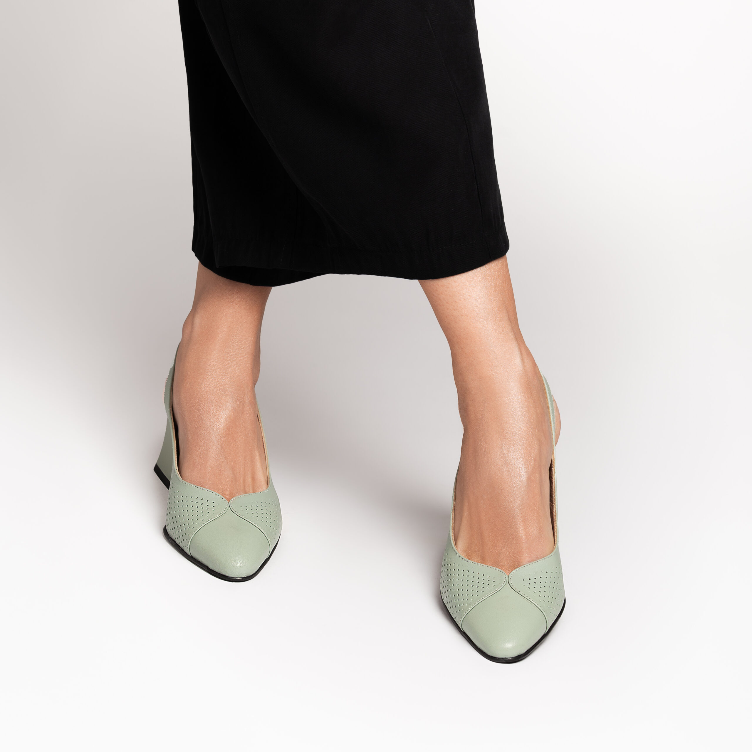 Pantofi eleganți verzi de damă, cu toc mic, din piele naturală Aylin Pantofi eleganți verzi de damă, cu toc mic, din piele naturală Aylin